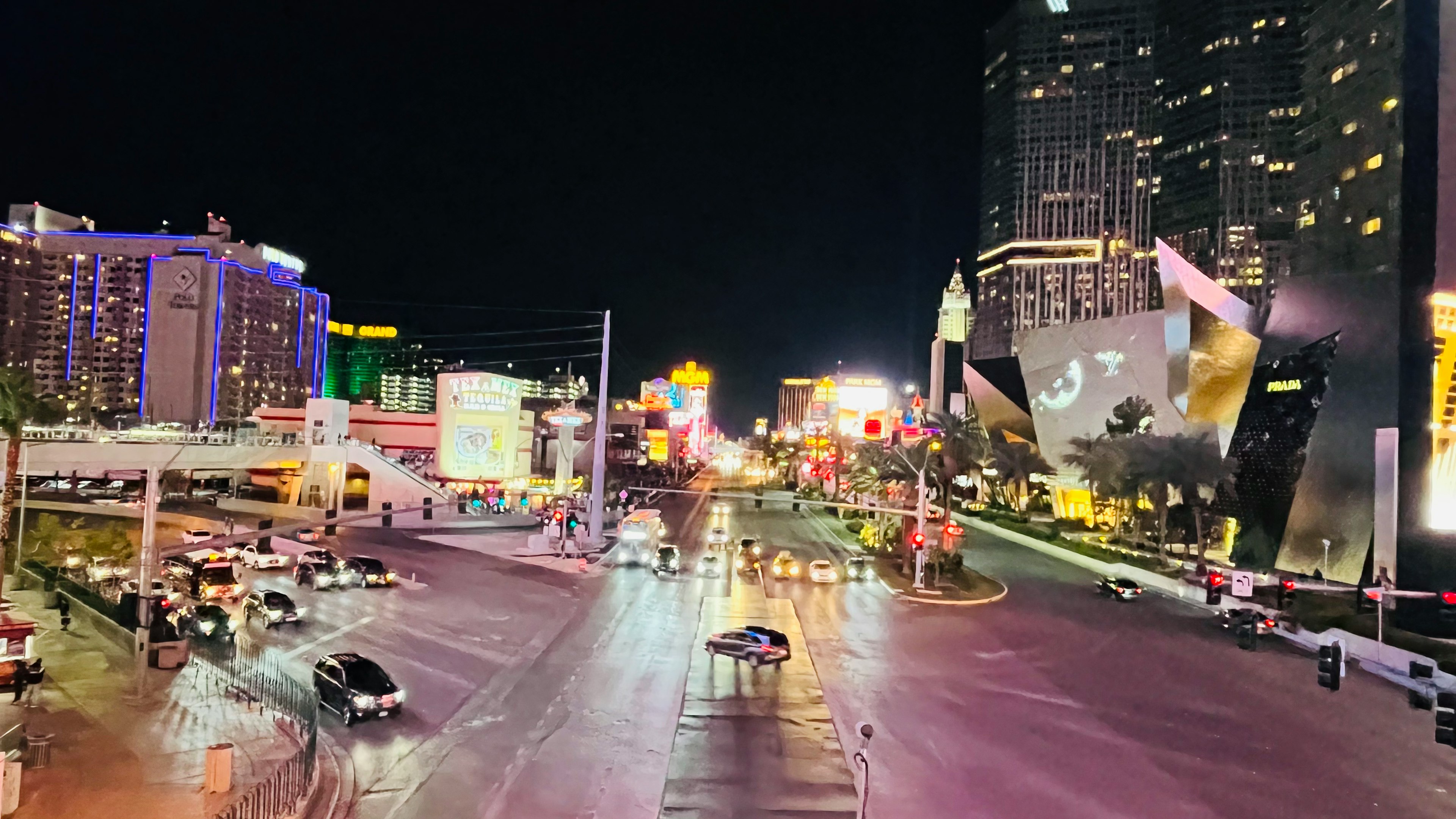 Incrocio di Las Vegas illuminato da insegne al neon brillanti di notte