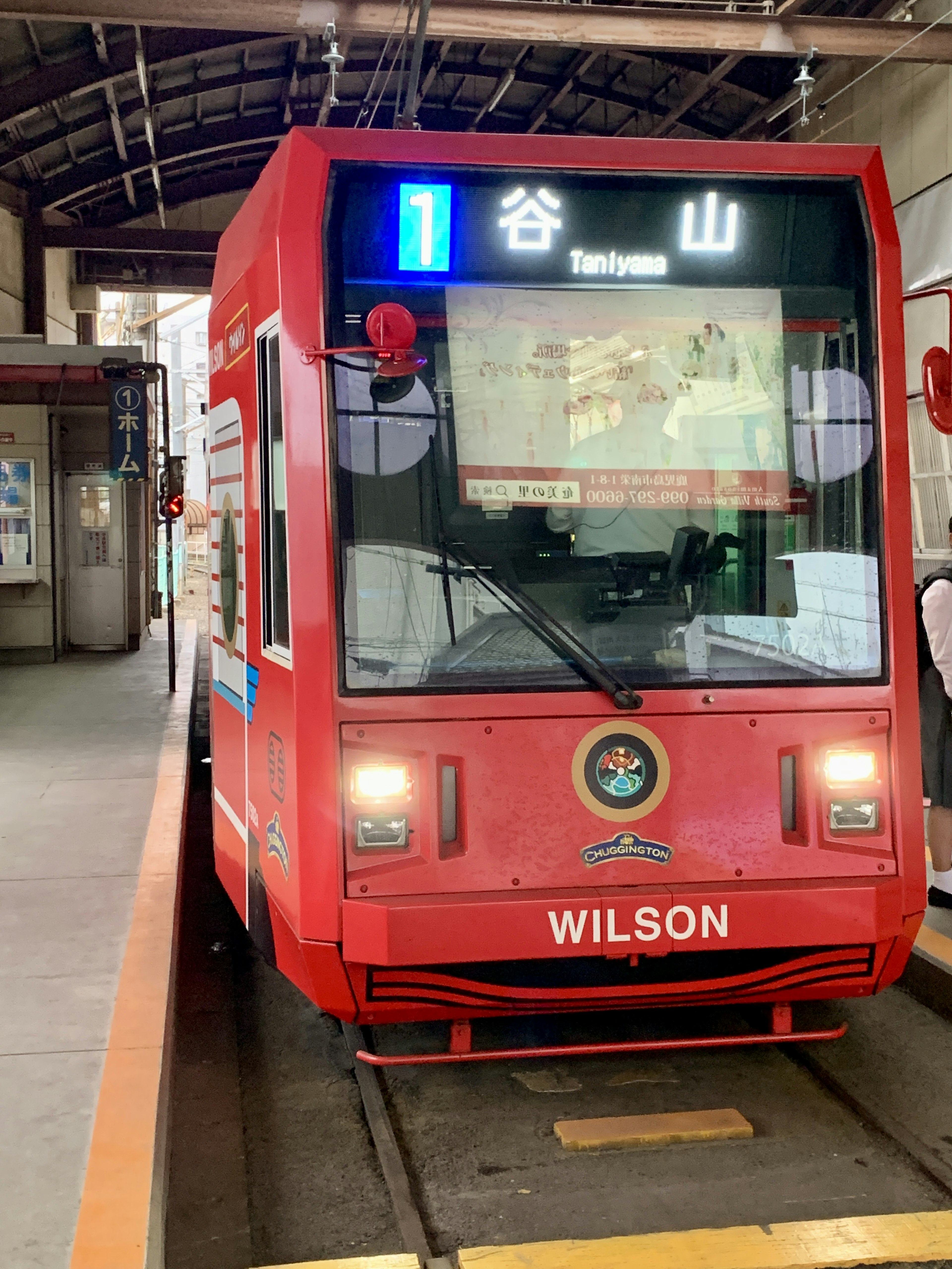 赤い電車が駅に停車している