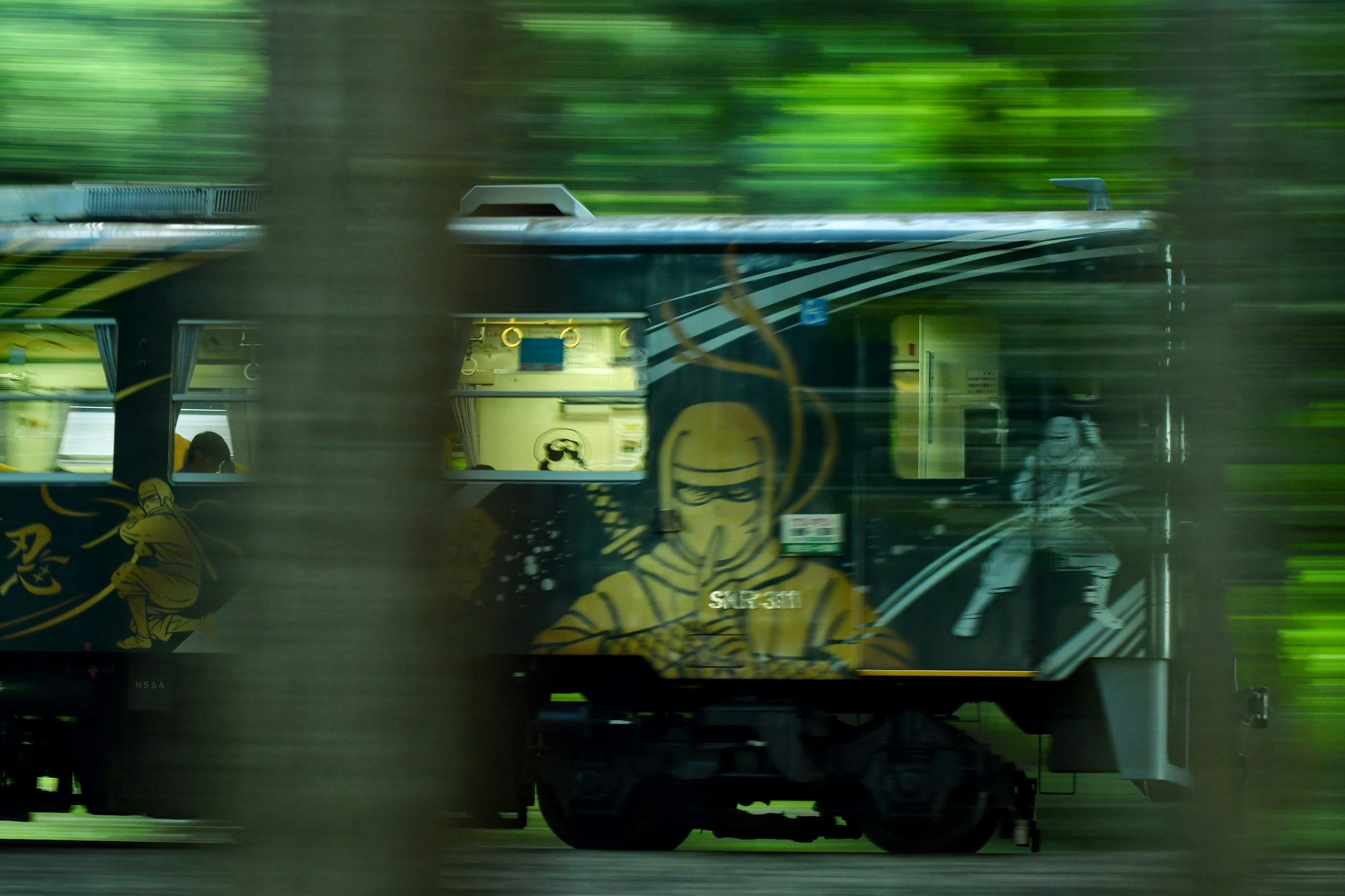 Grafica di un ninja sul lato di un treno in movimento