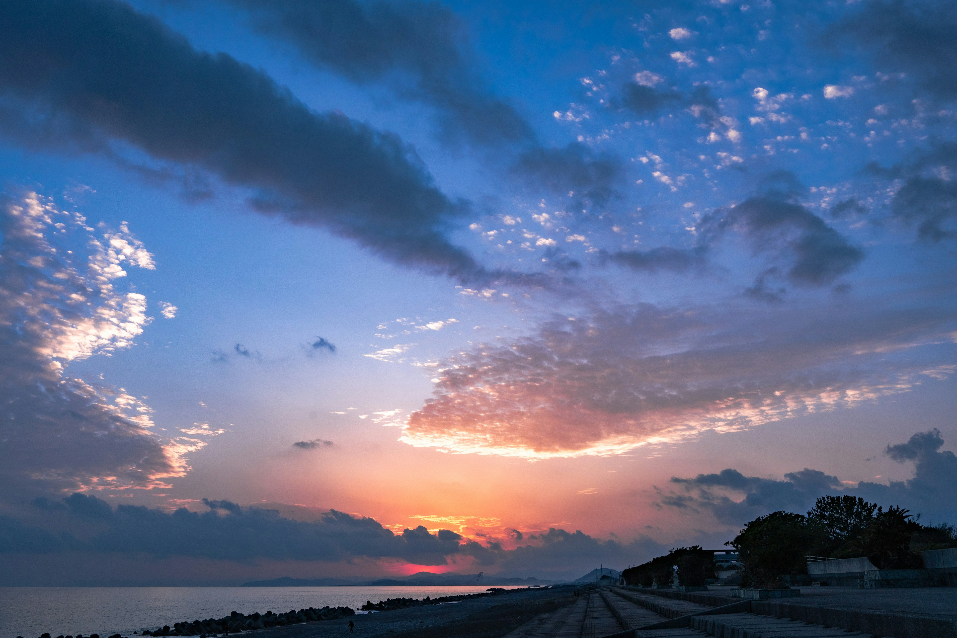 Malersicher Blick auf blauen Himmel und orangefarbenen Sonnenuntergang über dem Meer