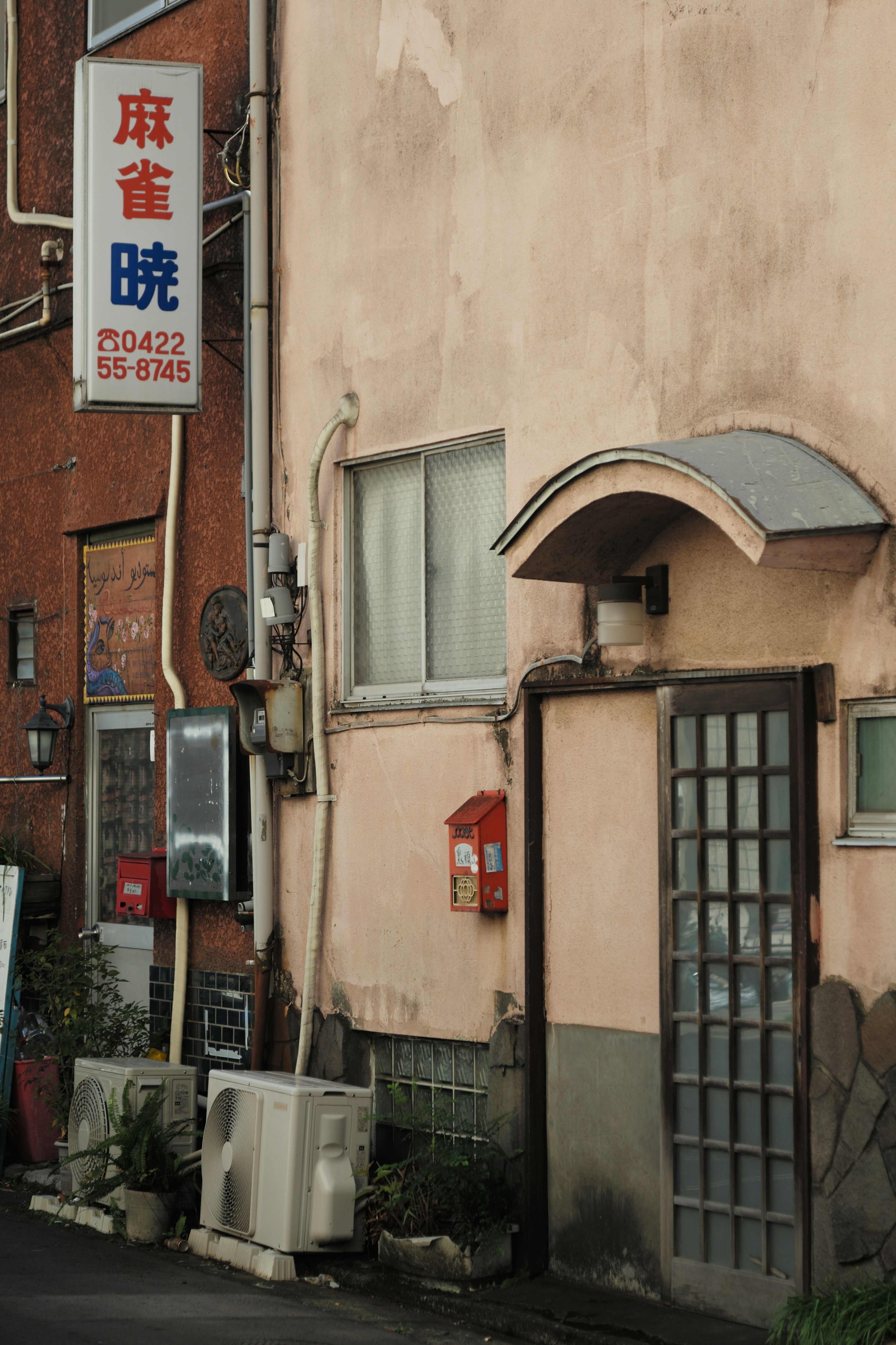 古い建物の外観と看板がある街角の風景