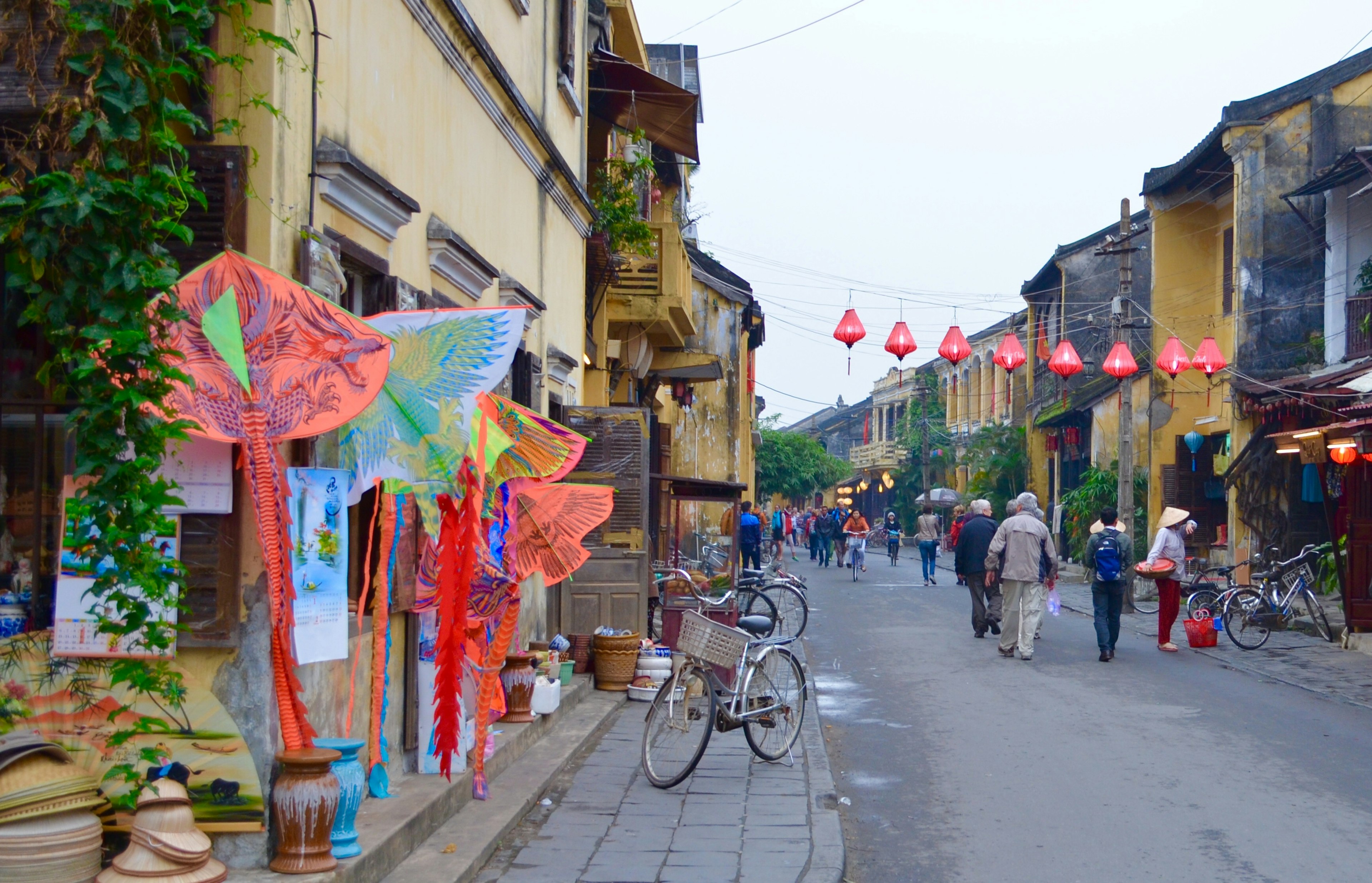 Escena de calle en Hoi An con faroles coloridos y decoraciones tradicionales