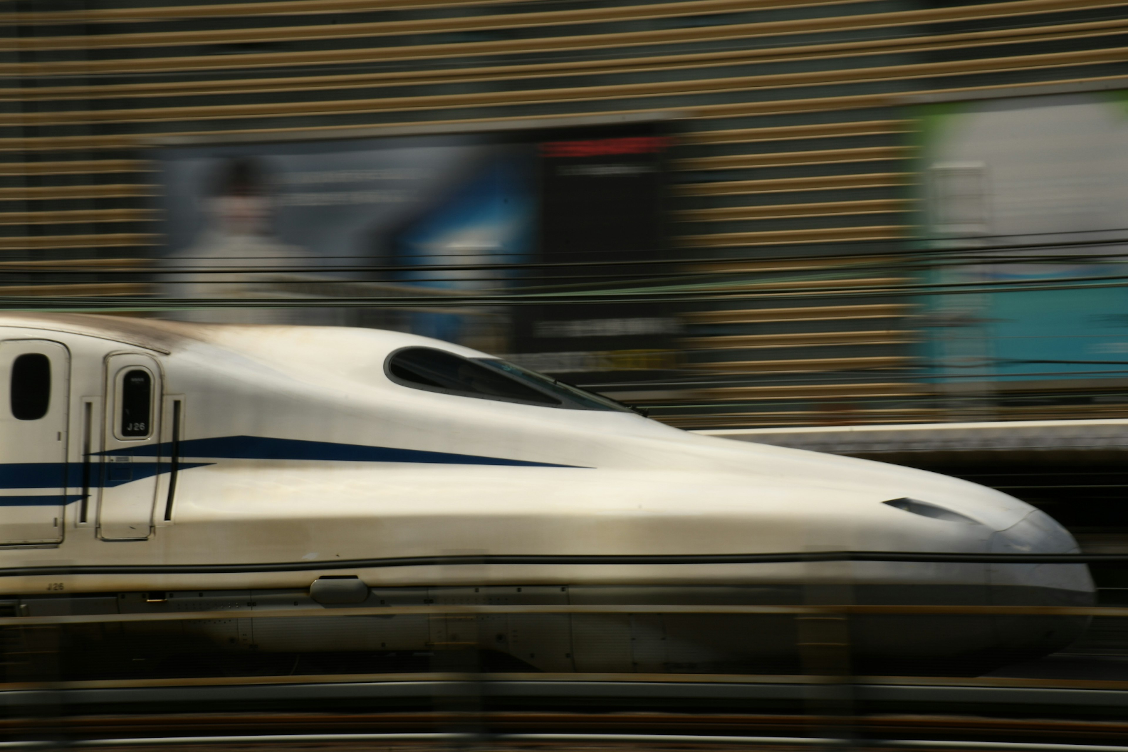 ภาพของรถไฟชินคันเซ็นที่วิ่งผ่านอย่างรวดเร็ว