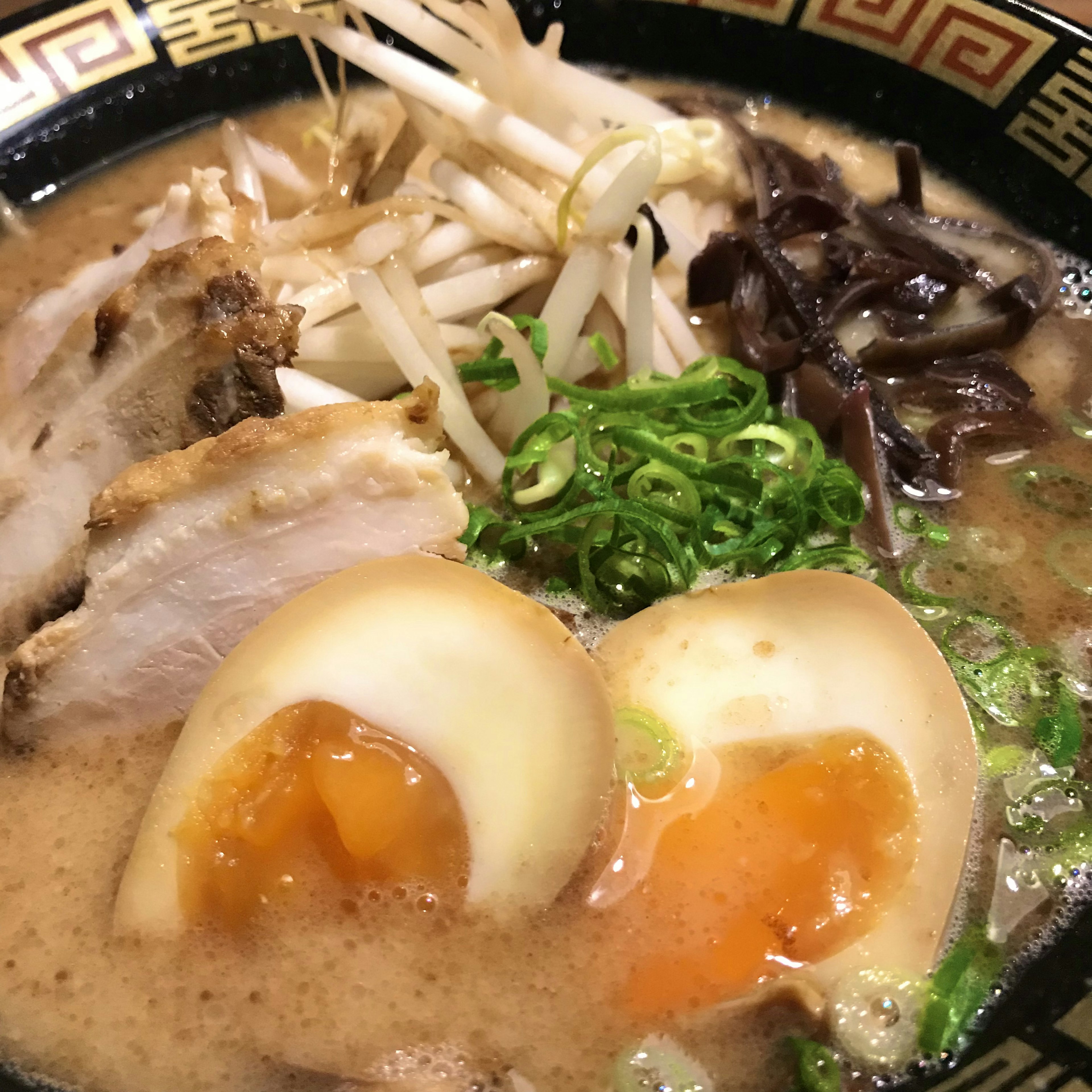 Ramen con caldo rico, rodajas de chashu y huevos cocidos suaves