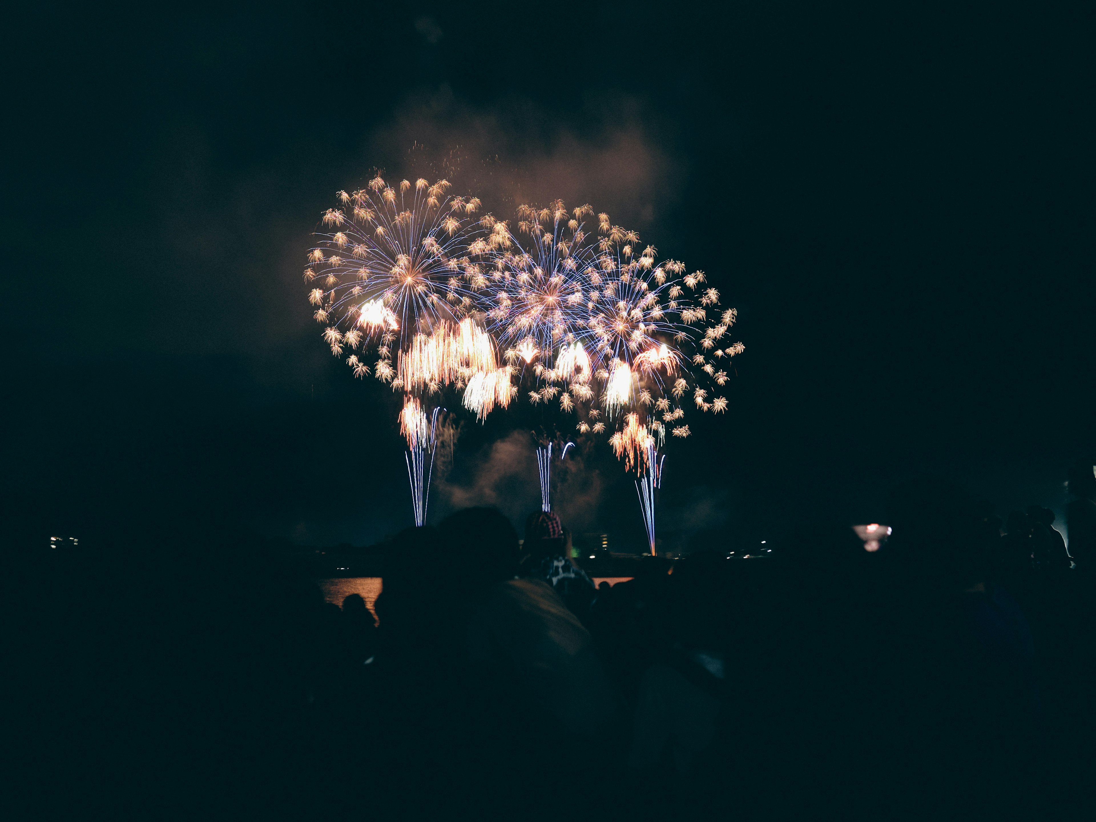 夜空中綻放的五彩煙花