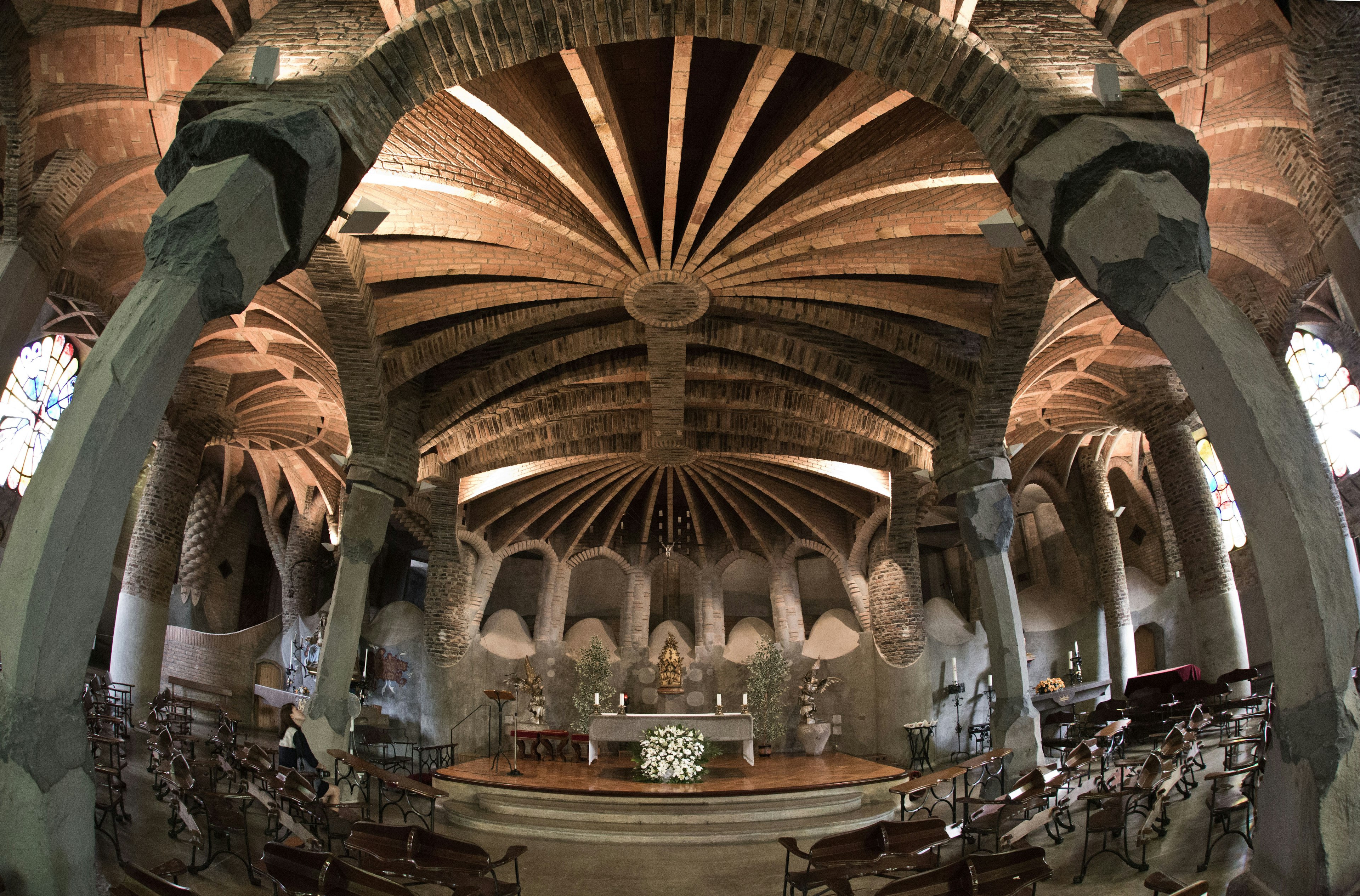 Vue panoramique de l'intérieur d'une église avec un plafond magnifique