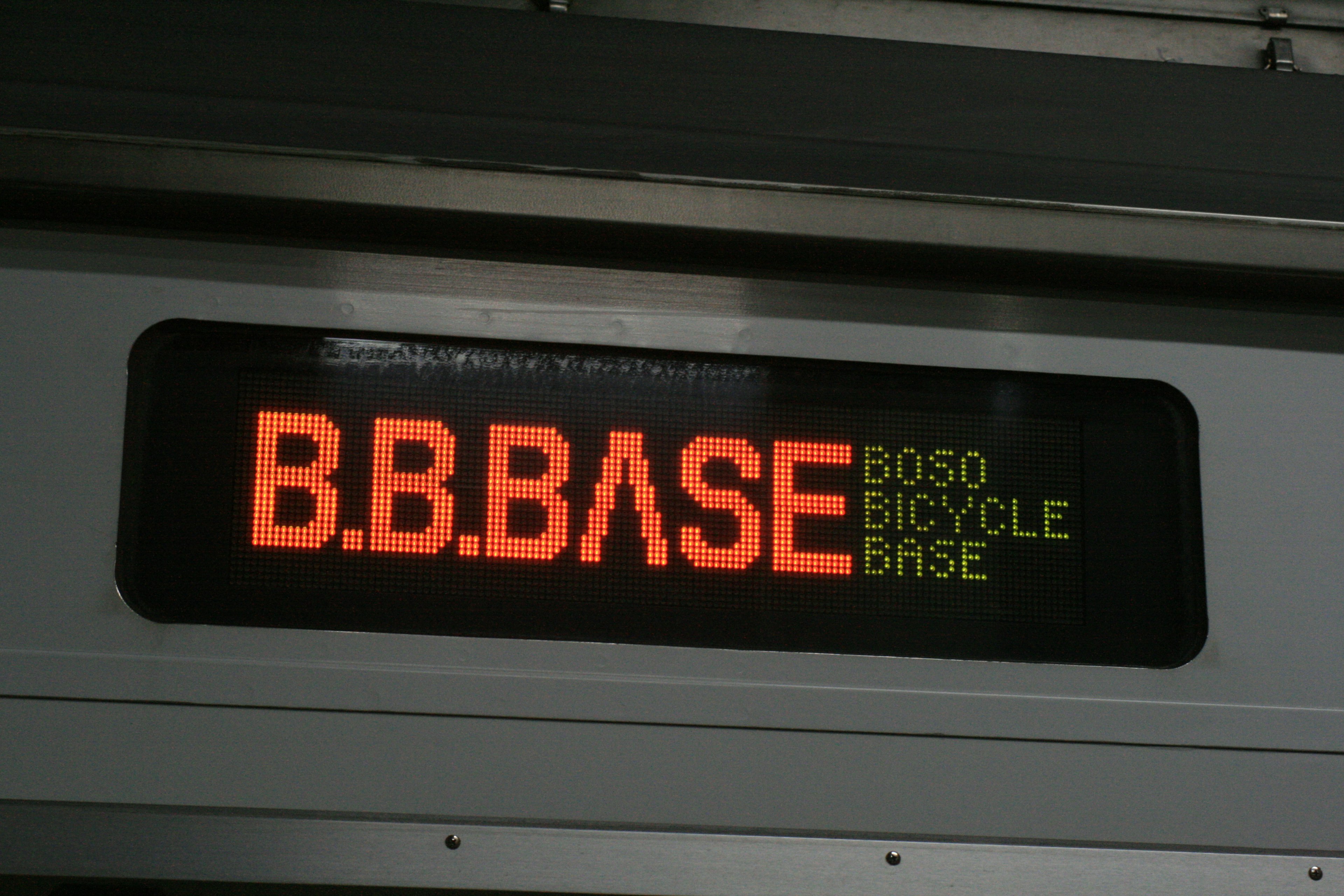 Panneau B.B.BASE affiché en lumières LED rouges vives