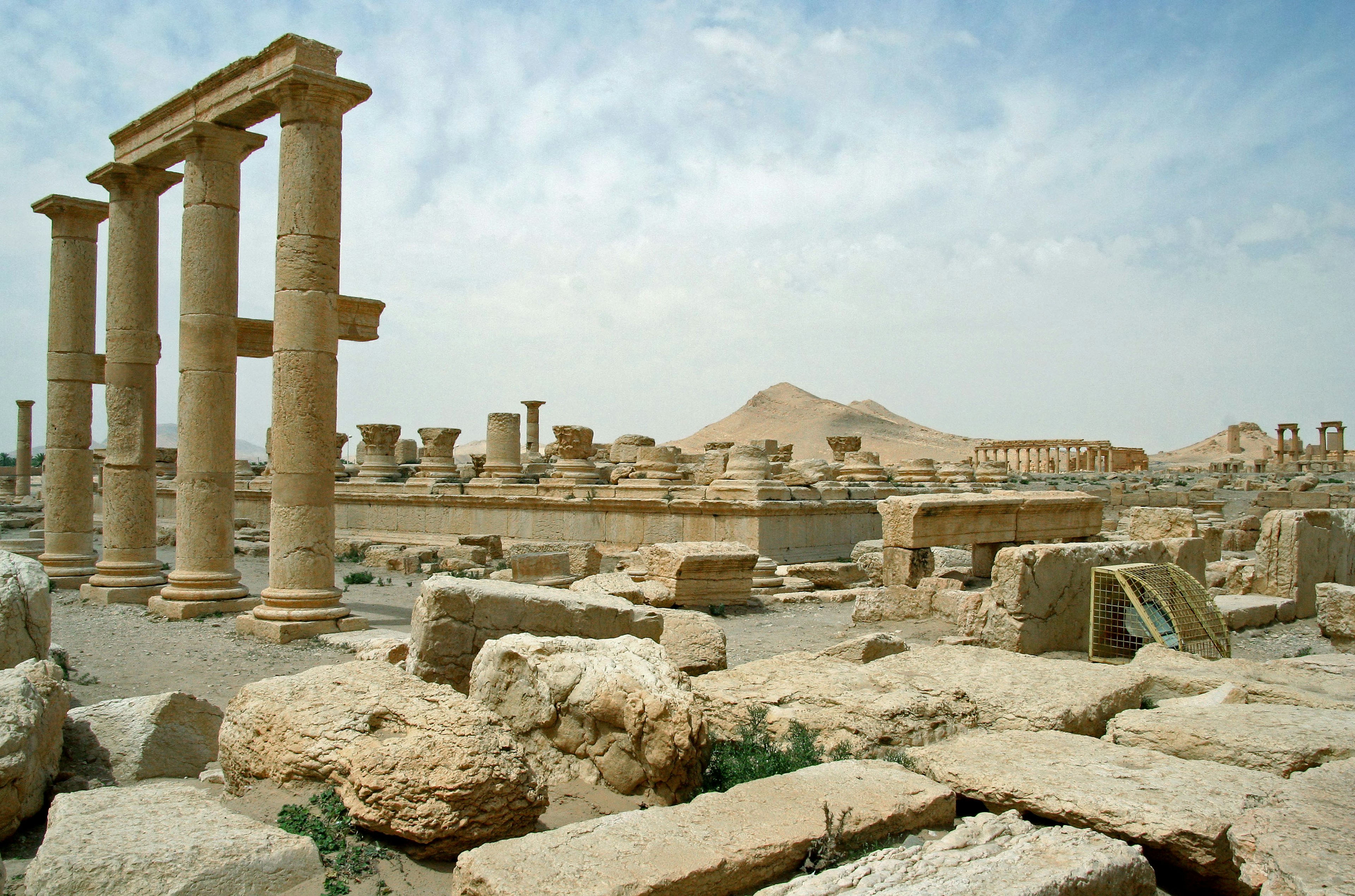 Paisaje con ruinas antiguas que incluyen columnas y estructuras de piedra