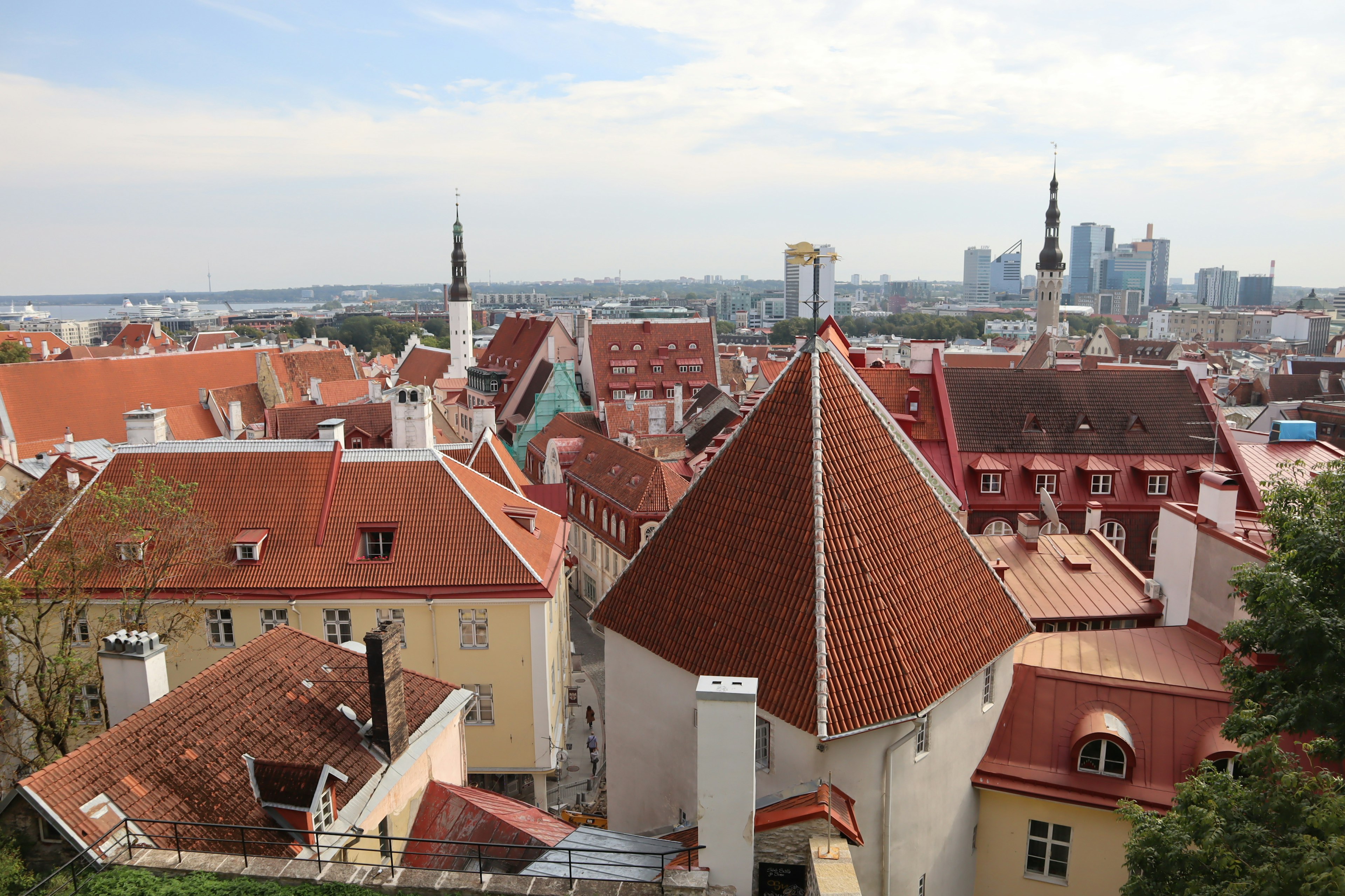 Pemandangan Tallinn dengan bangunan atap merah dan cakrawala modern