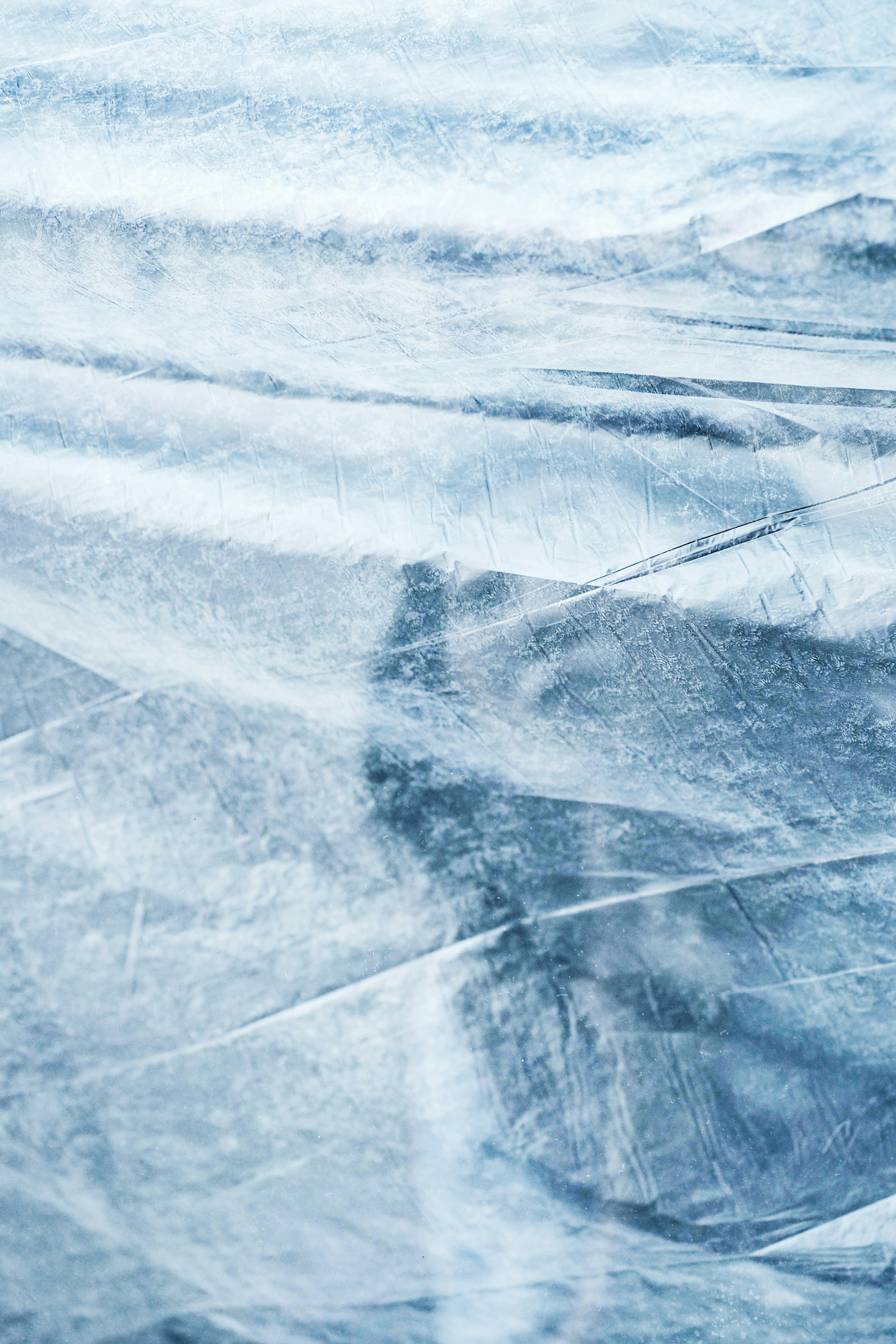 Texture abstraite d'une feuille bleue avec des plis et des ombres