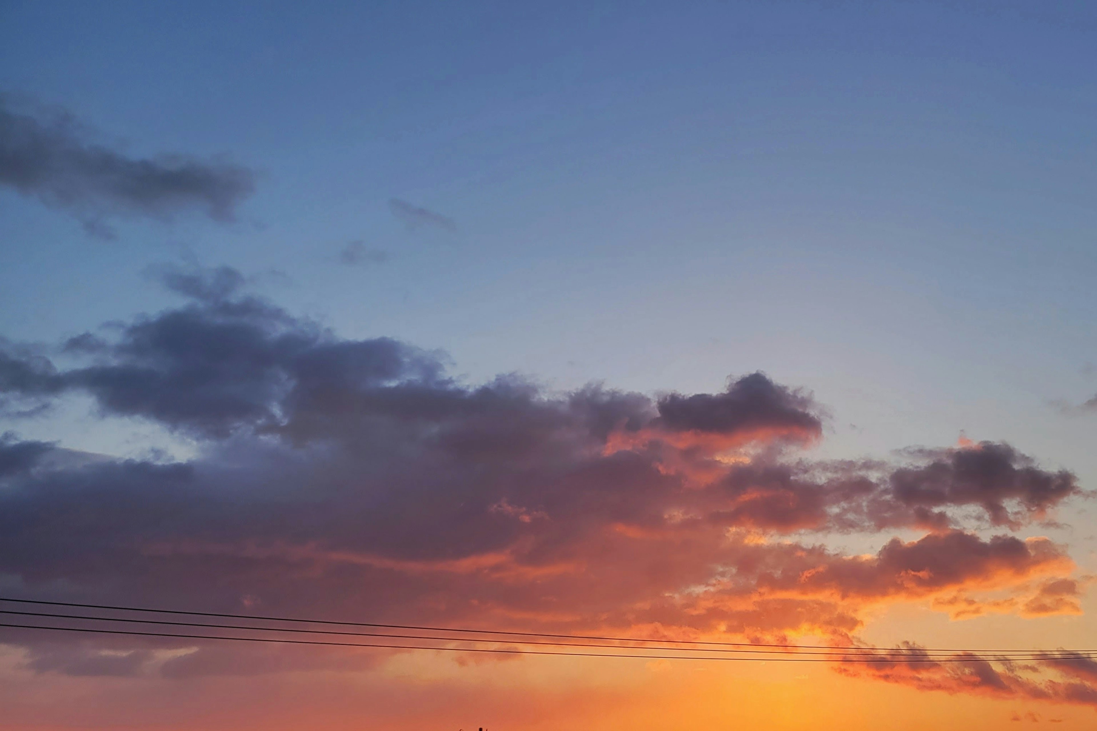 美麗的夕陽天空與多彩的雲彩