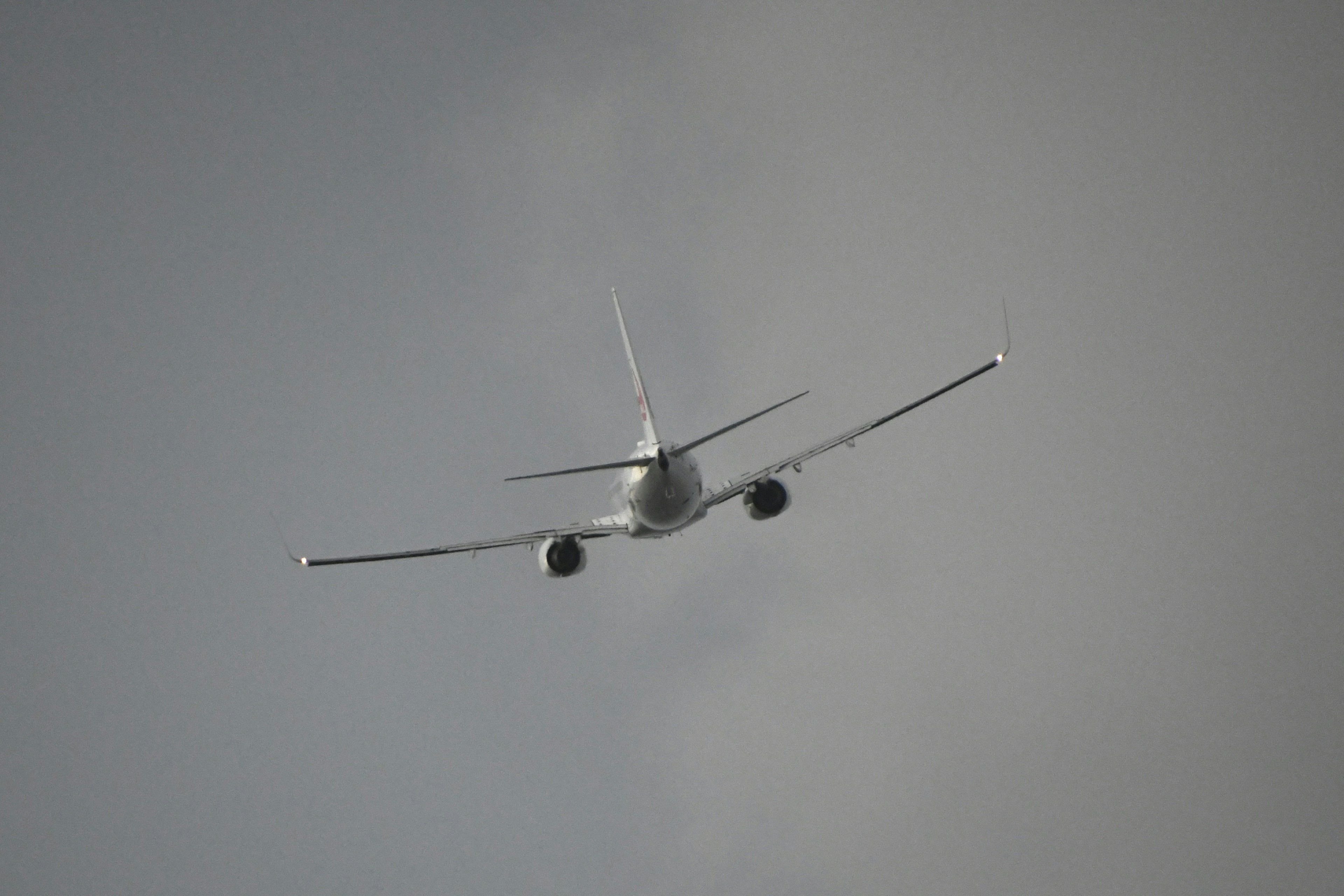 Avion volant à travers les nuages