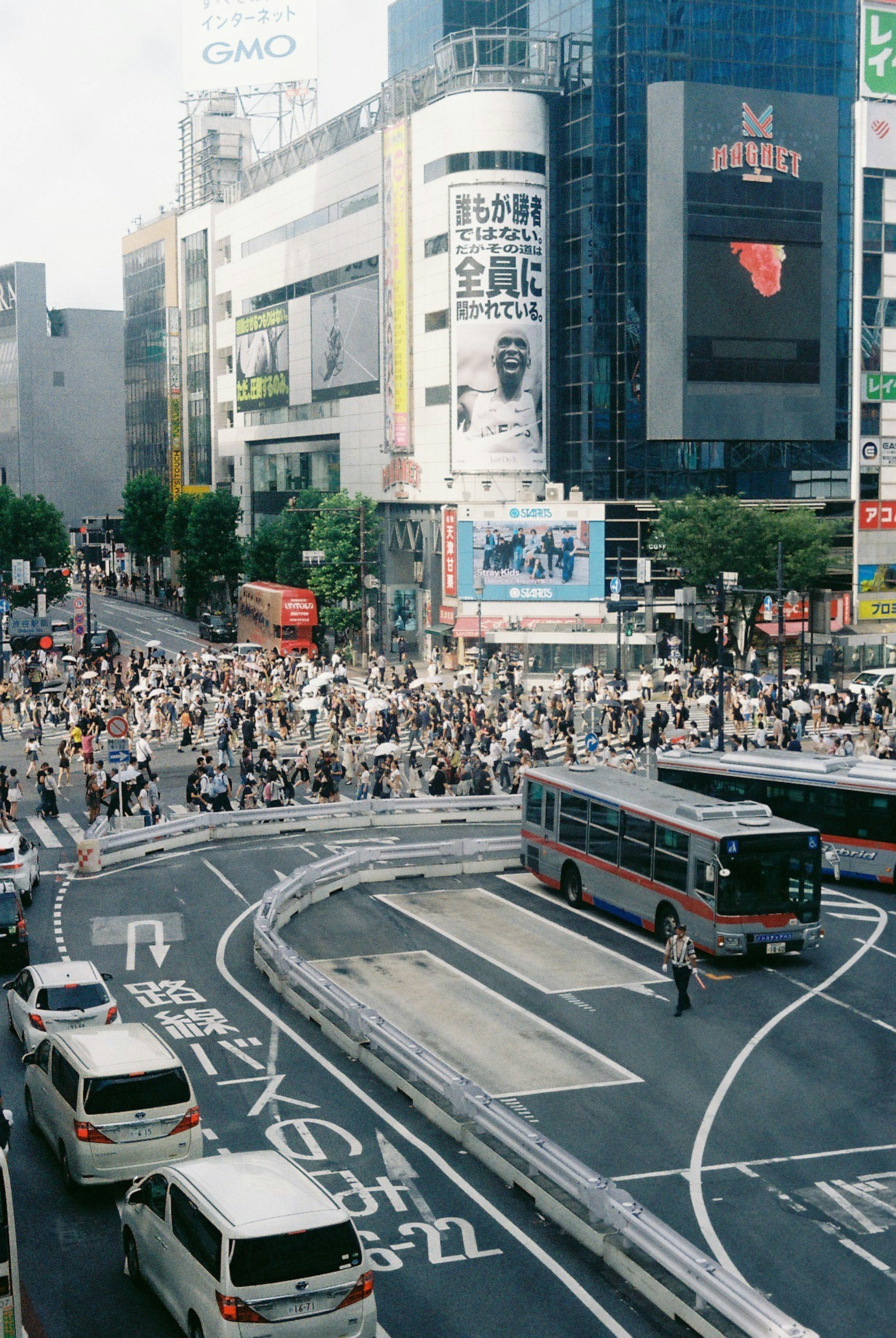 渋谷の繁忙な交差点と人々の群れ