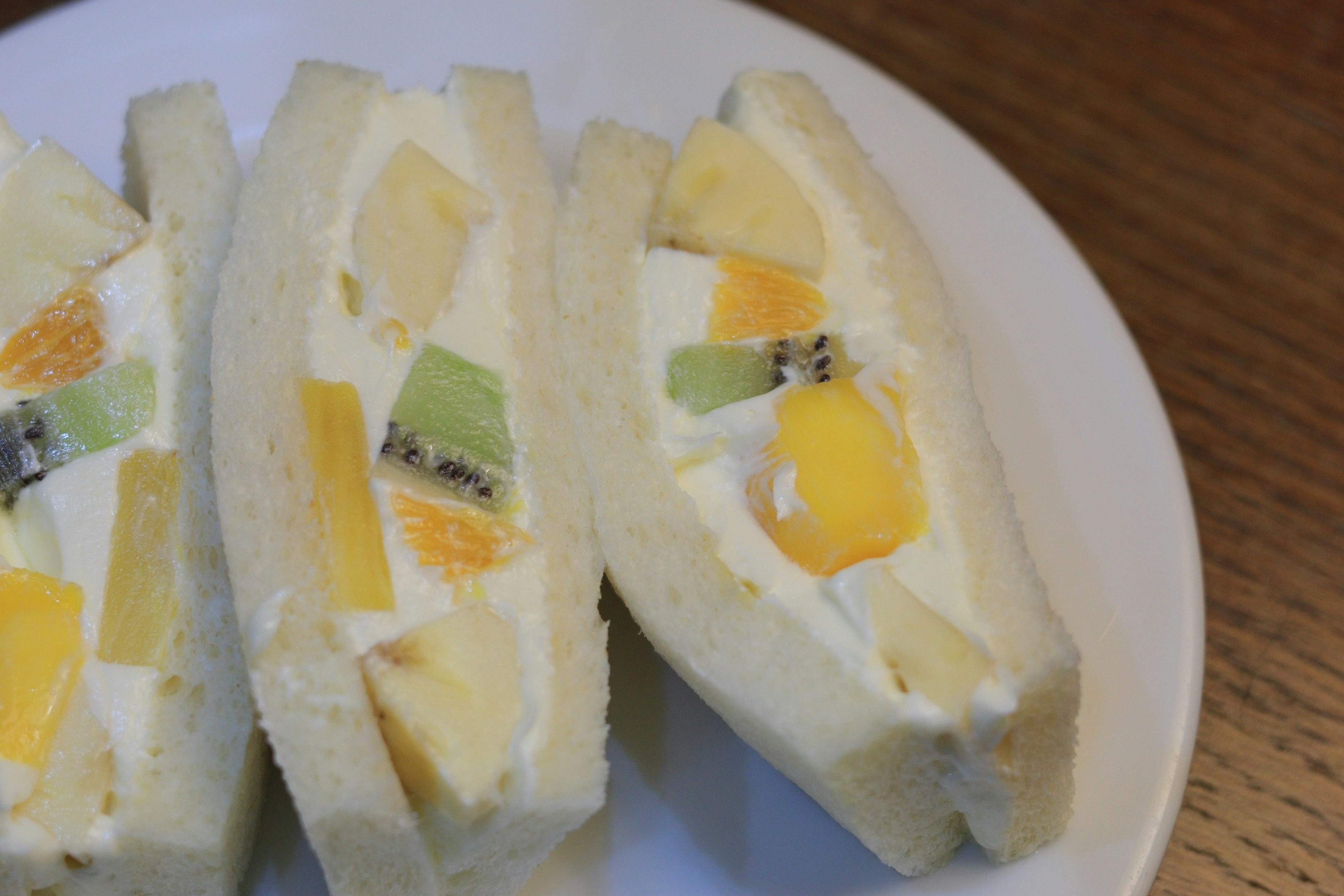 Sandwich de fruits et de crème servi dans une assiette