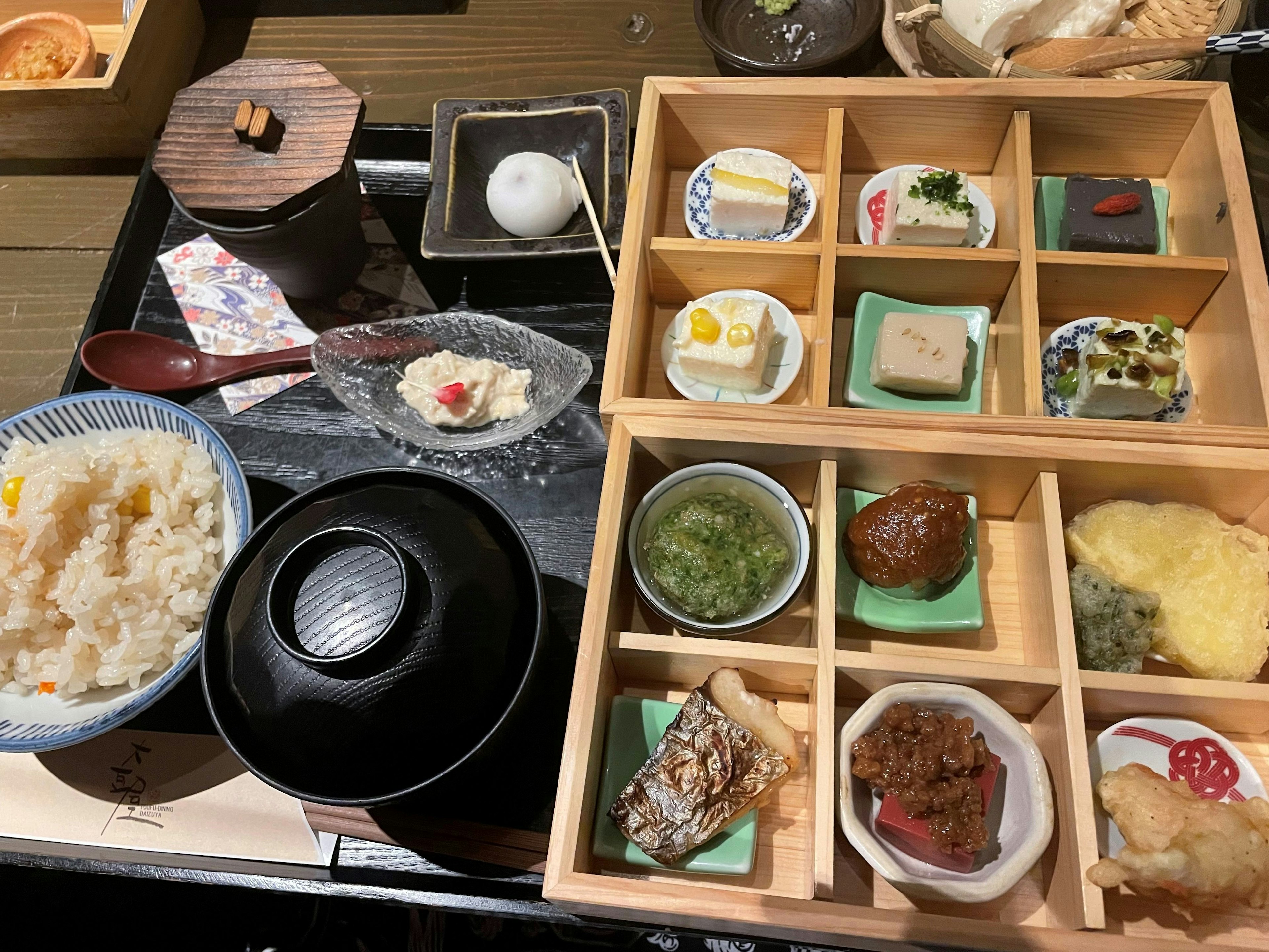 Un plateau de repas japonais avec plusieurs plats et du riz