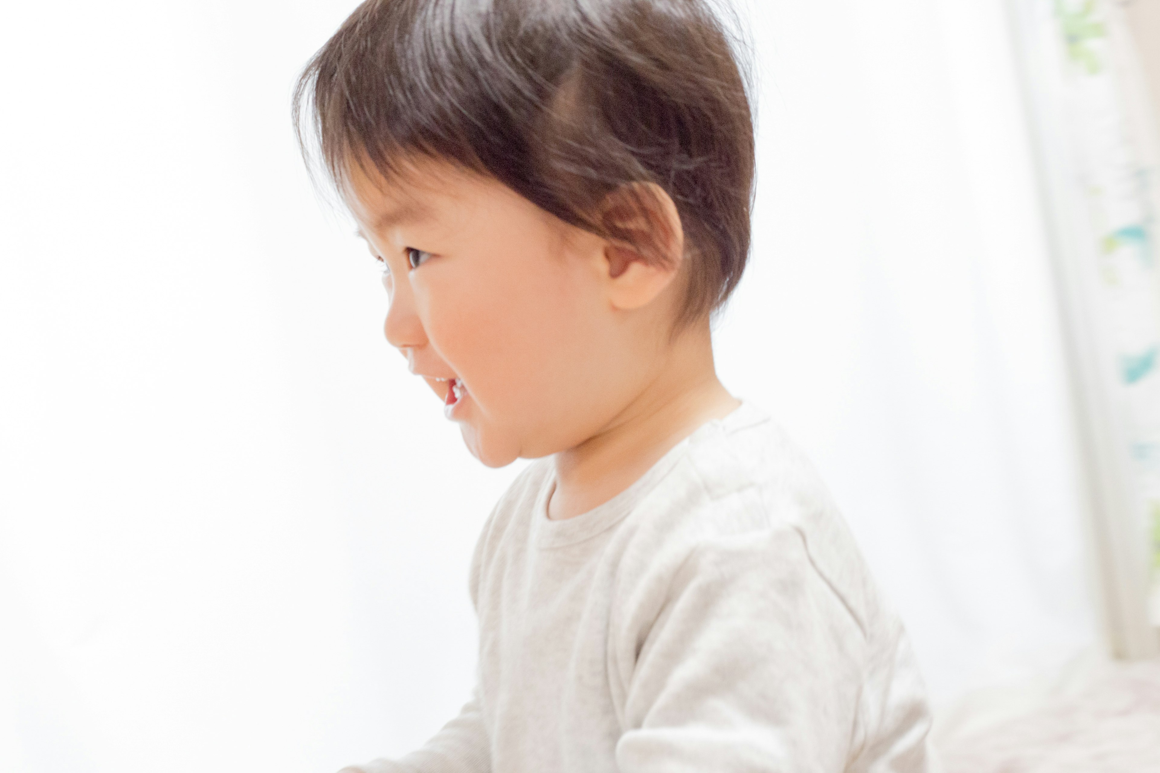 Un niño pequeño sonriendo mientras juega