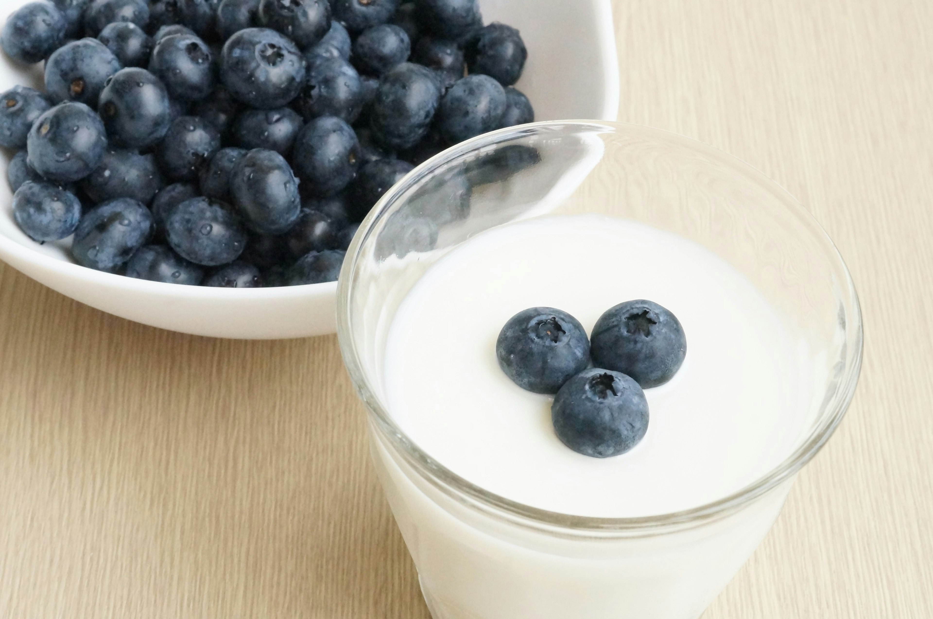 Combinación de arándanos y yogur en un vaso