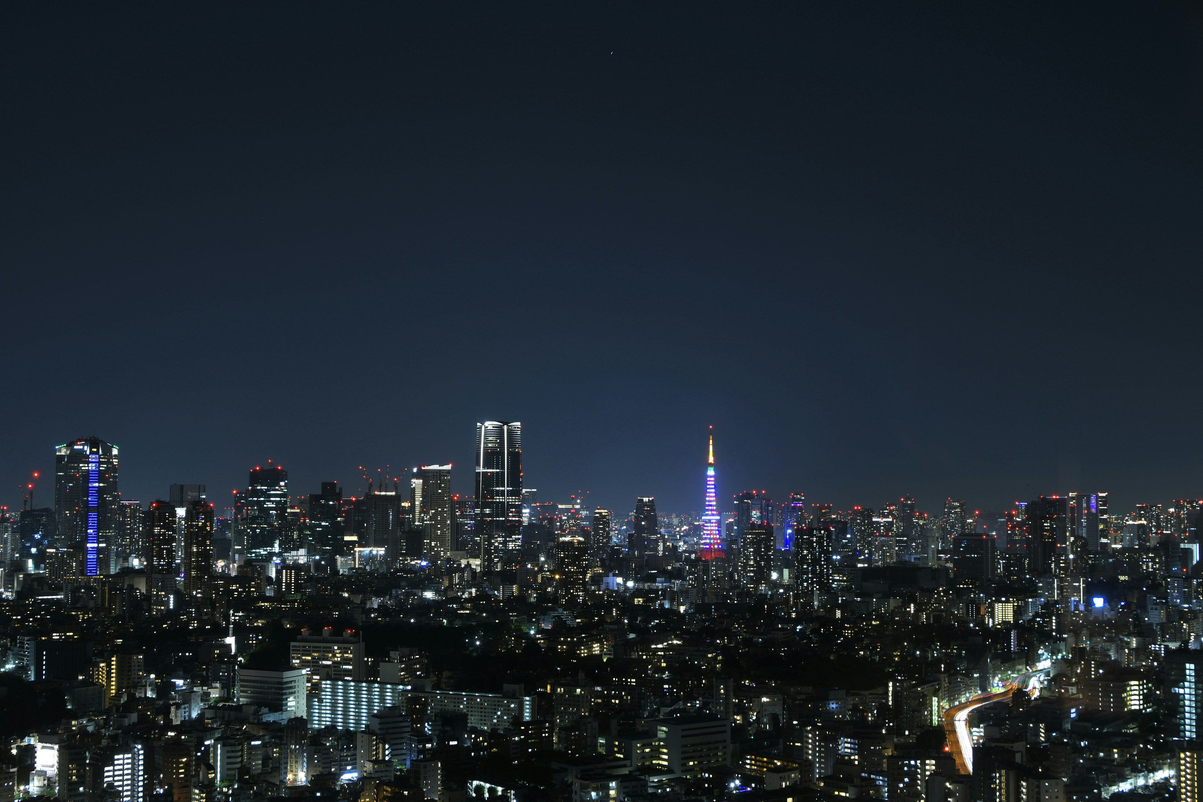 Horizonte de Tokio de noche con luces coloridas y Tokyo Skytree