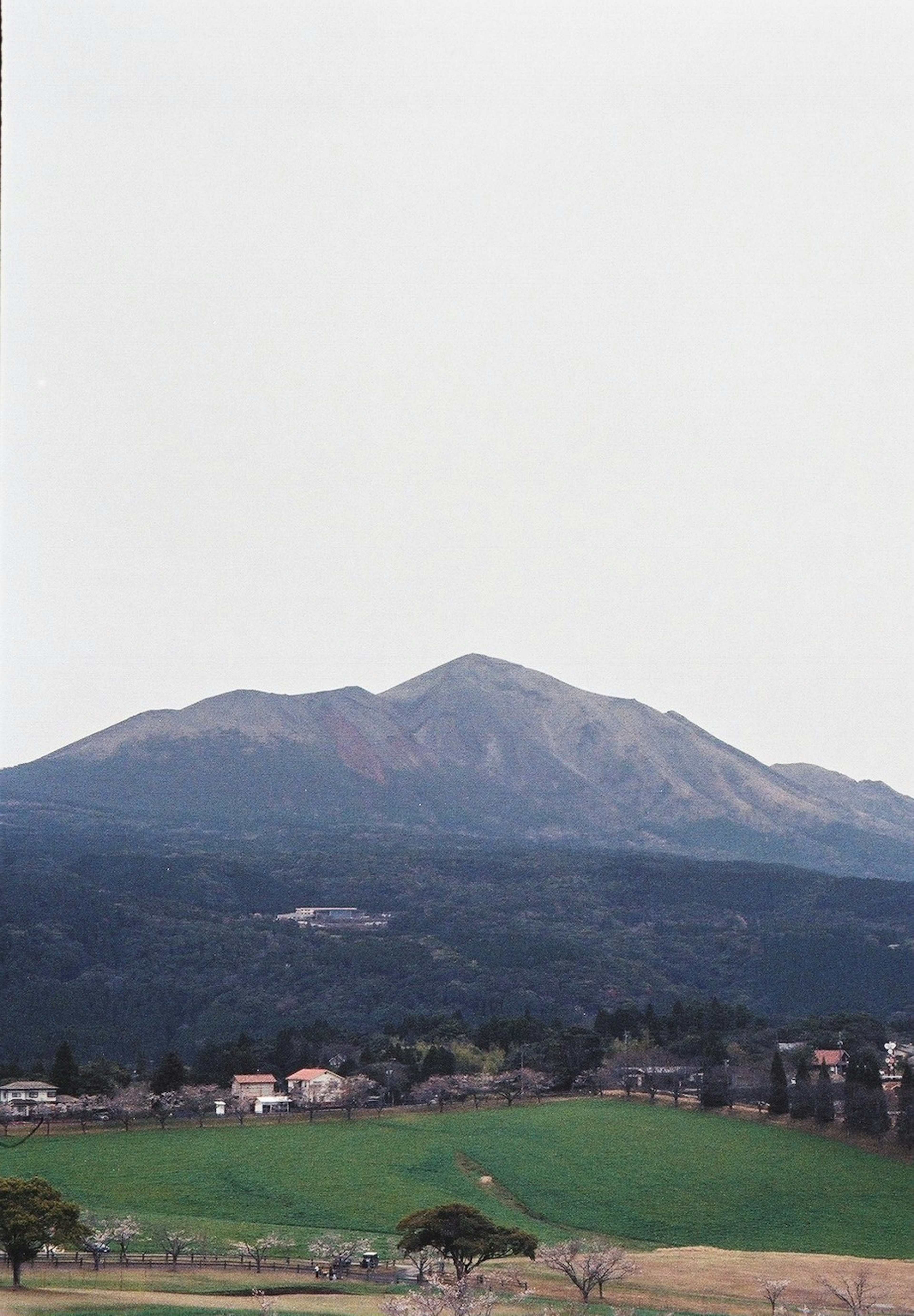 Paysage de montagne avec un champ vert au premier plan