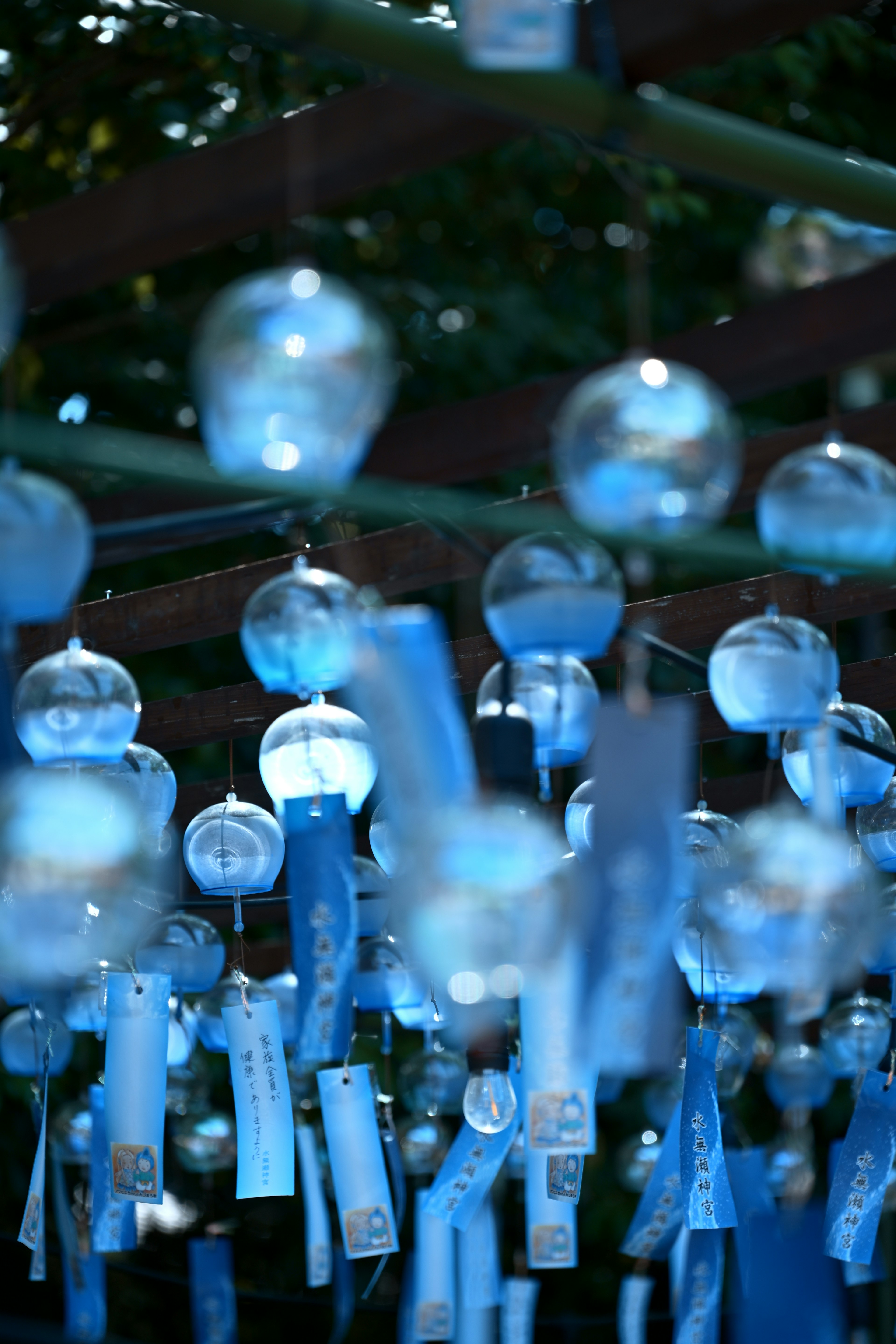 Un paysage de carillons en verre bleus suspendus