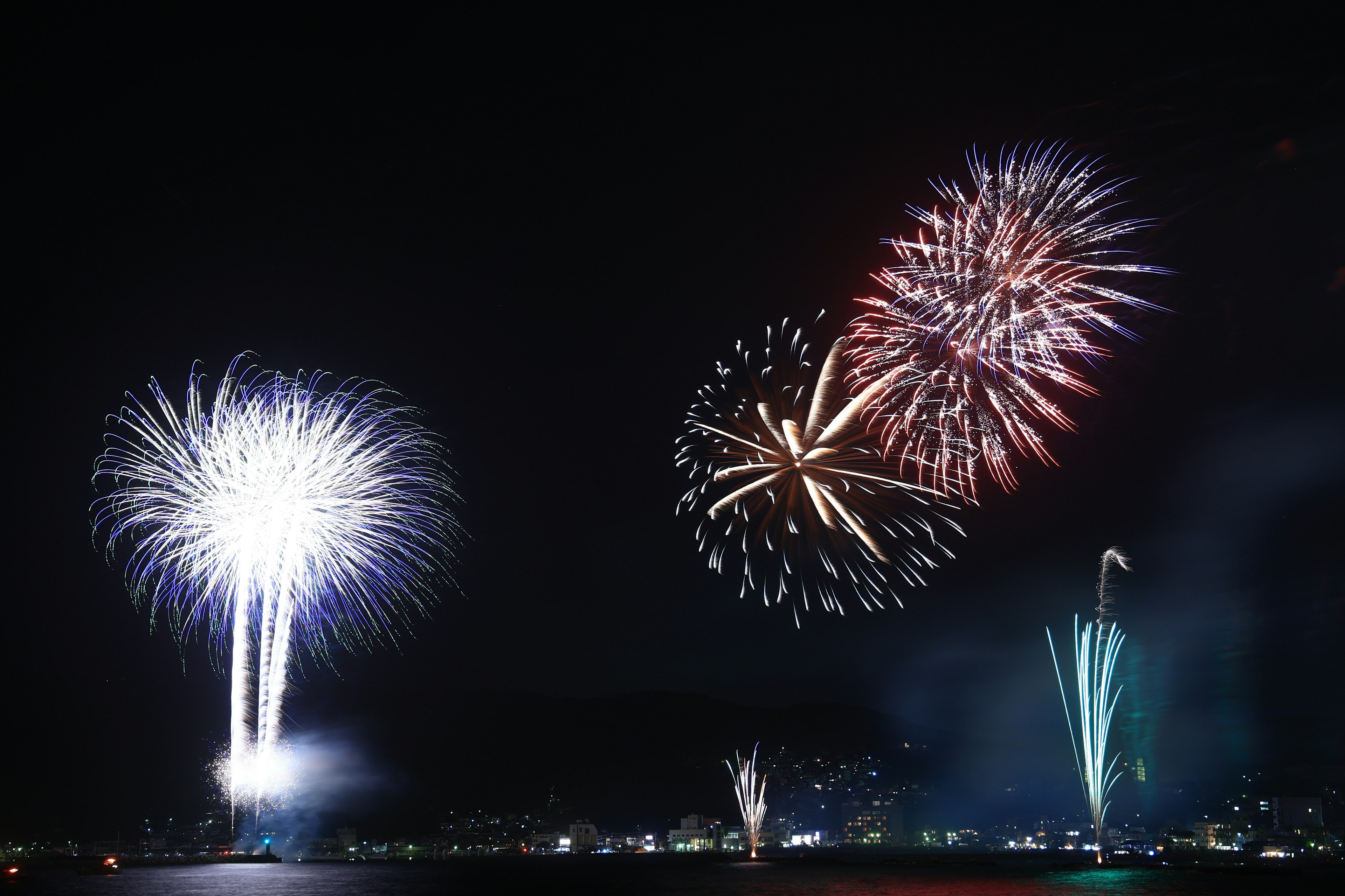 Hermoso espectáculo de fuegos artificiales en el cielo nocturno