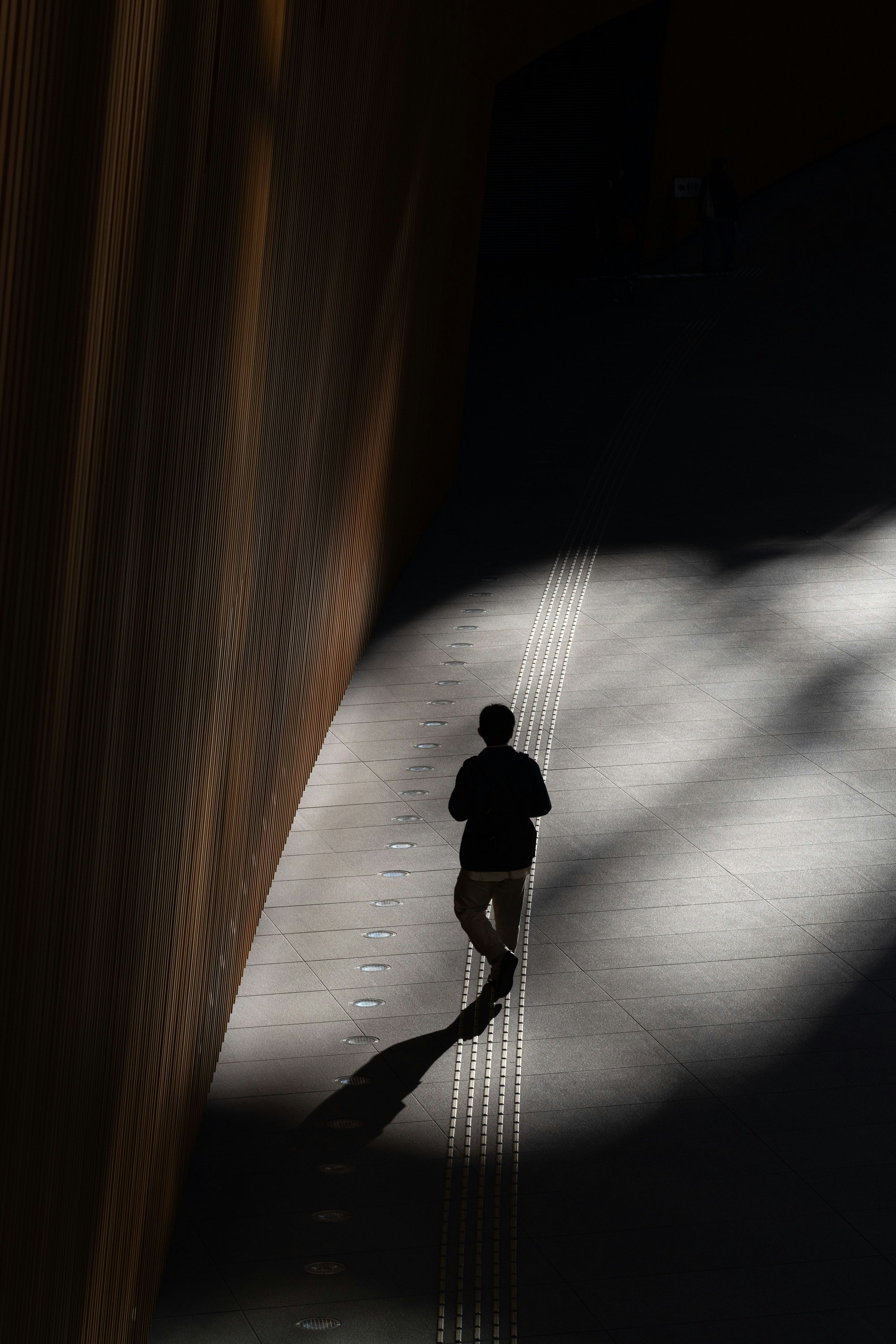 Silhouette d'une personne courant dans l'ombre Beau contraste de lumière et d'ombre