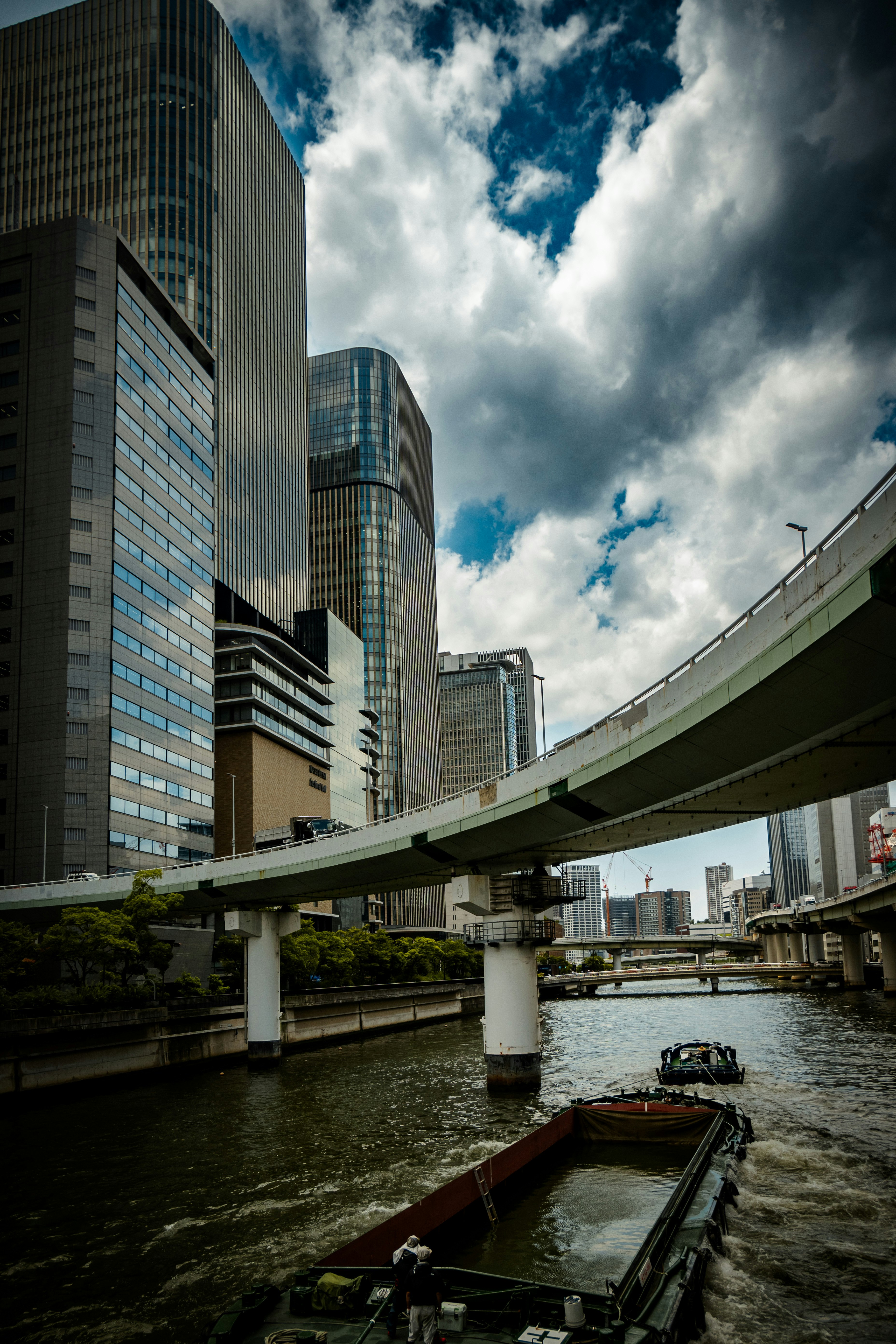 Städtische Landschaft mit Wolkenkratzern entlang eines Flusses eine Brücke über das Wasser