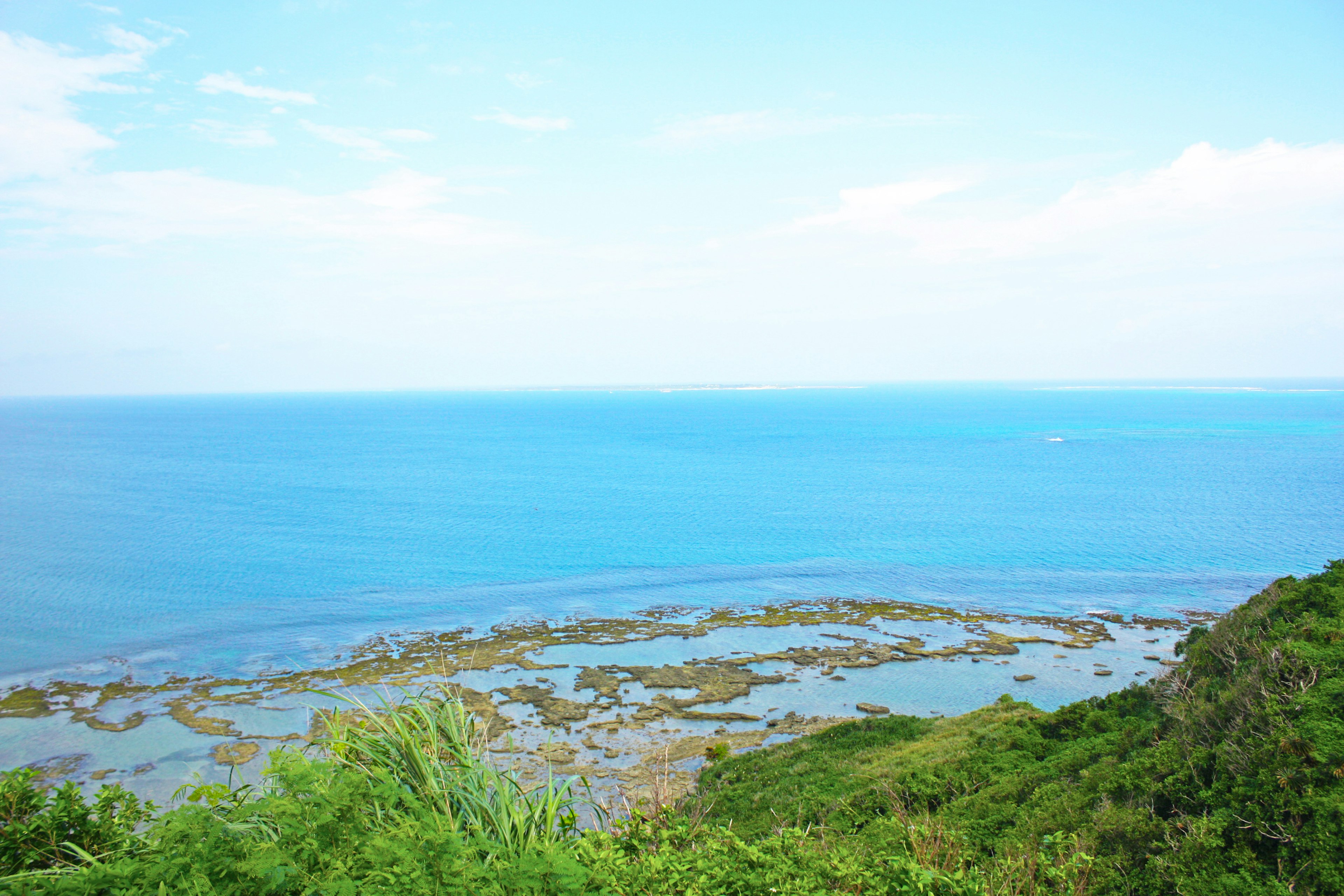 青い海と緑の丘が広がる風景