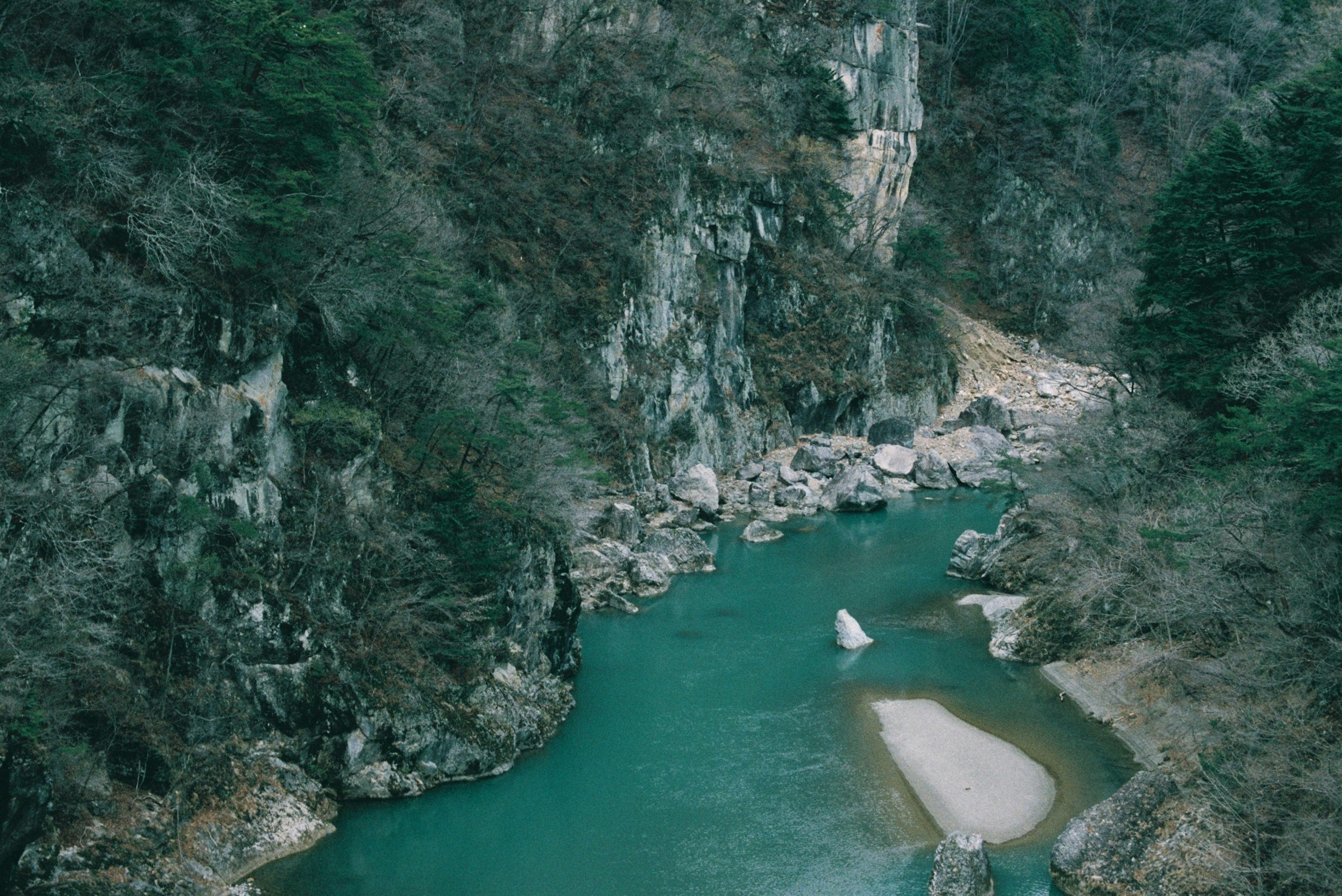 青い川と岩に囲まれた自然の風景