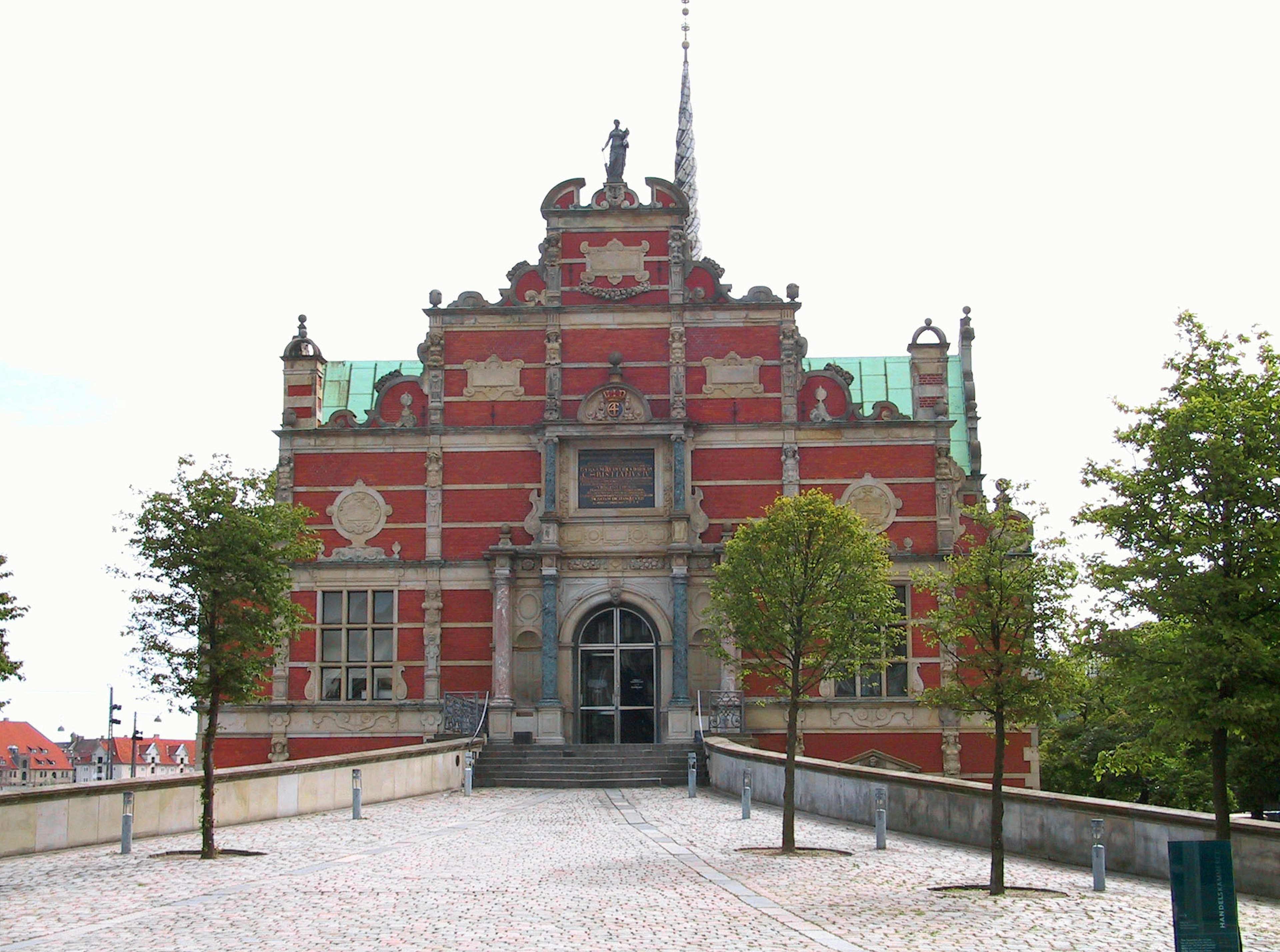 Wunderschönes Gebäude mit roten Wänden und grünem Dach in einer malerischen Landschaft