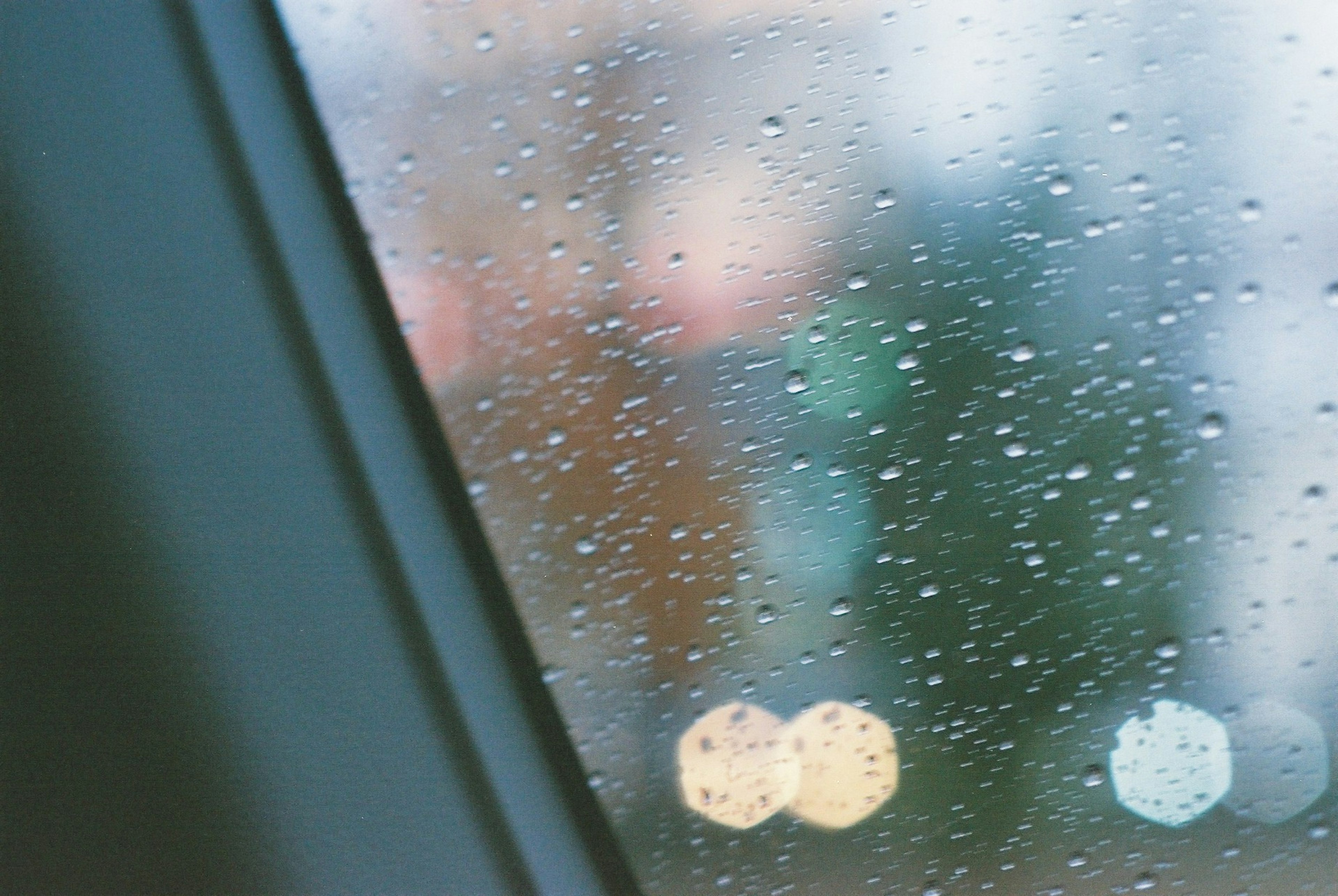 雨滴が窓に付いている風景の画像