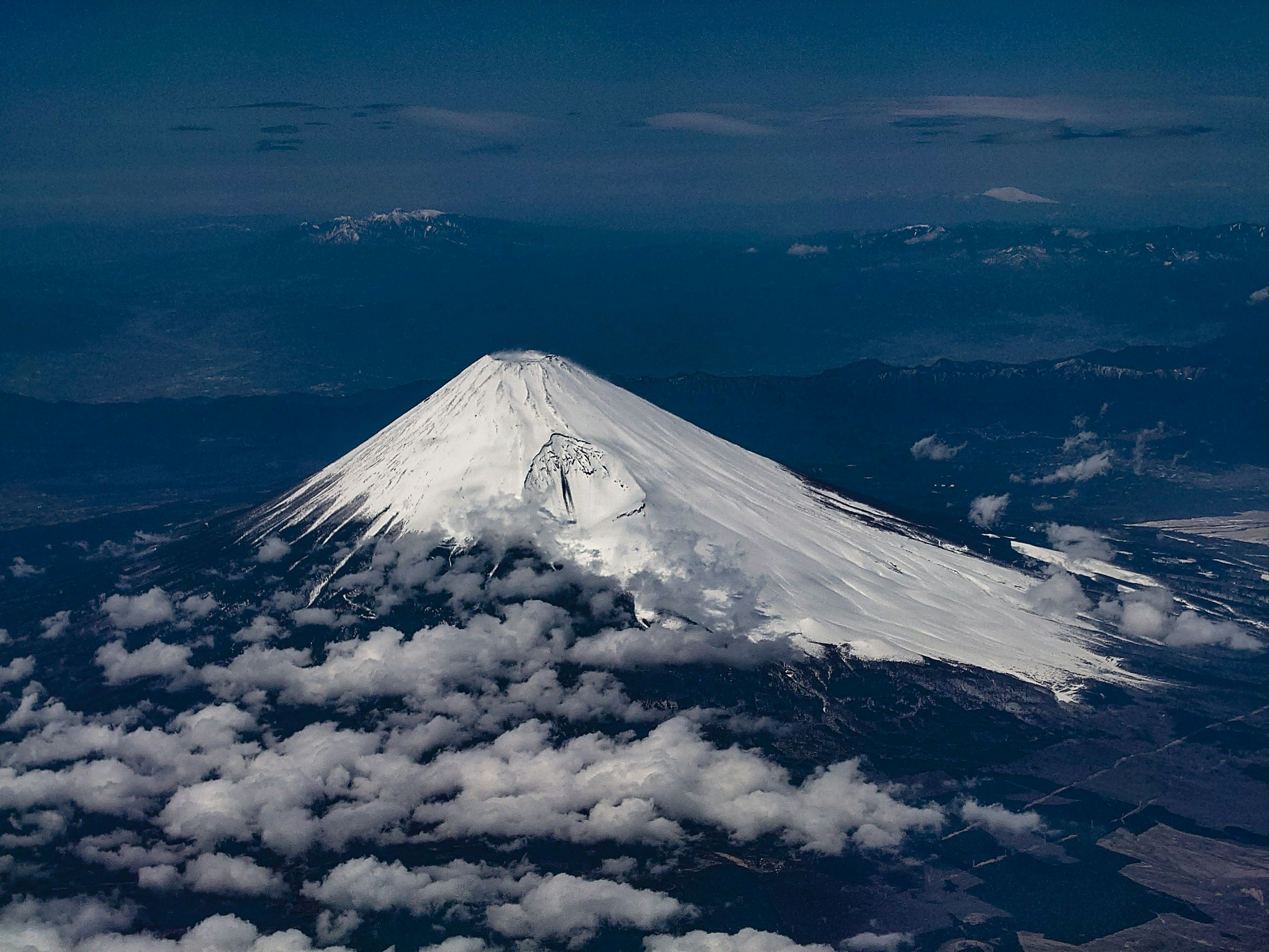 雪に覆われた富士山の空撮画像