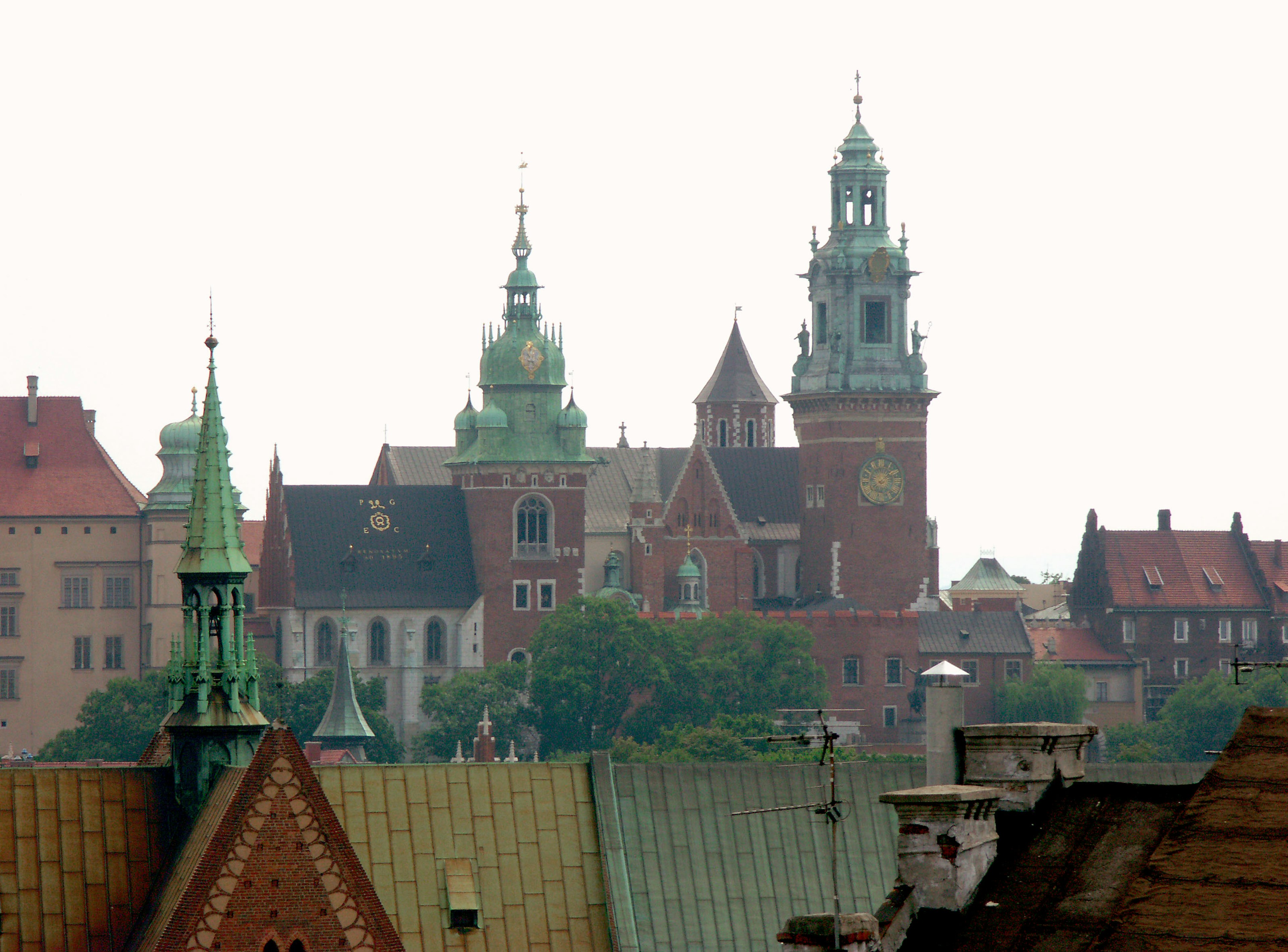 Castello di Wawel a Cracovia con guglie verdi e architettura storica