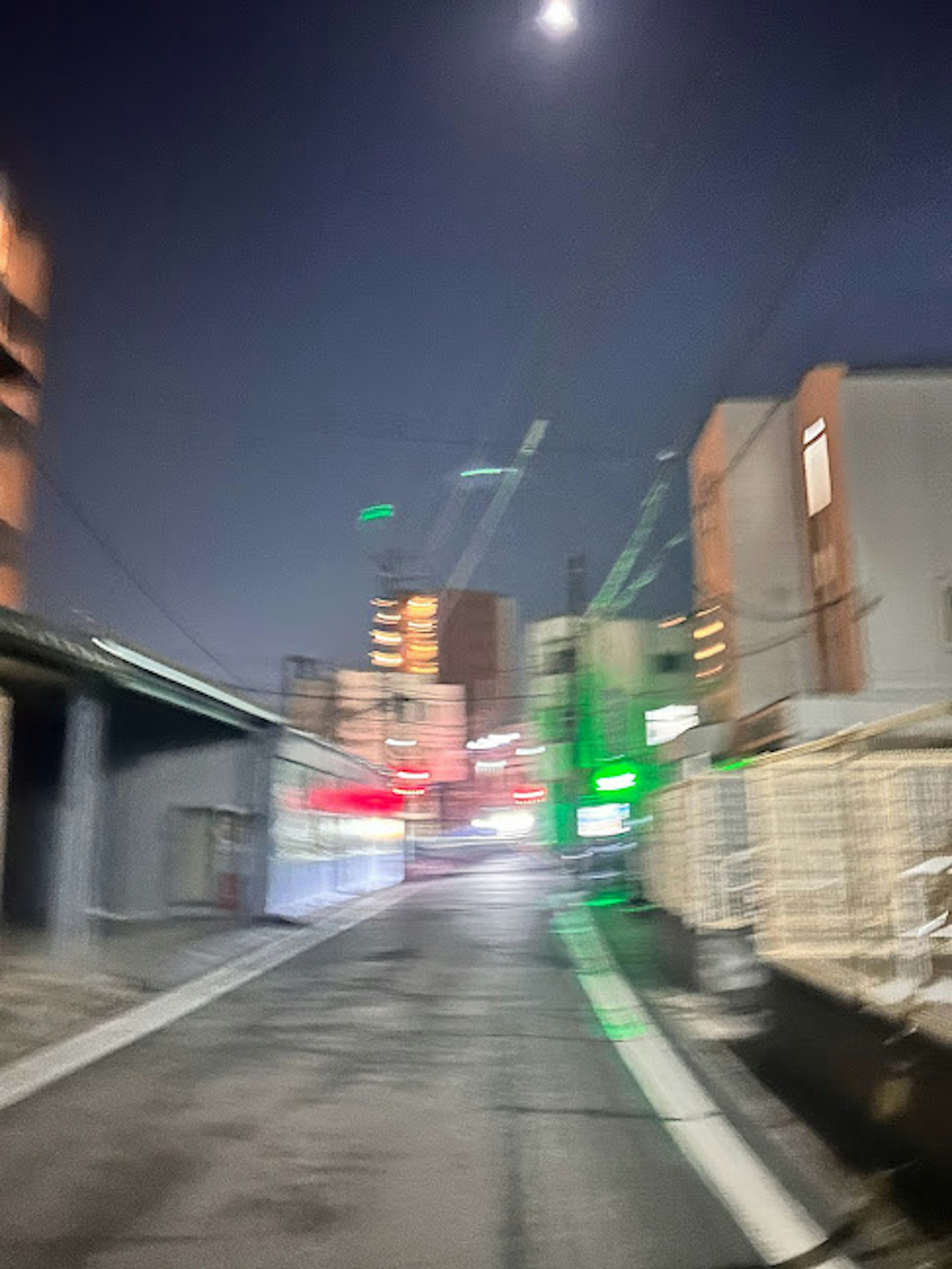 Verschwommene Gasse mit Gebäuden bei Nacht