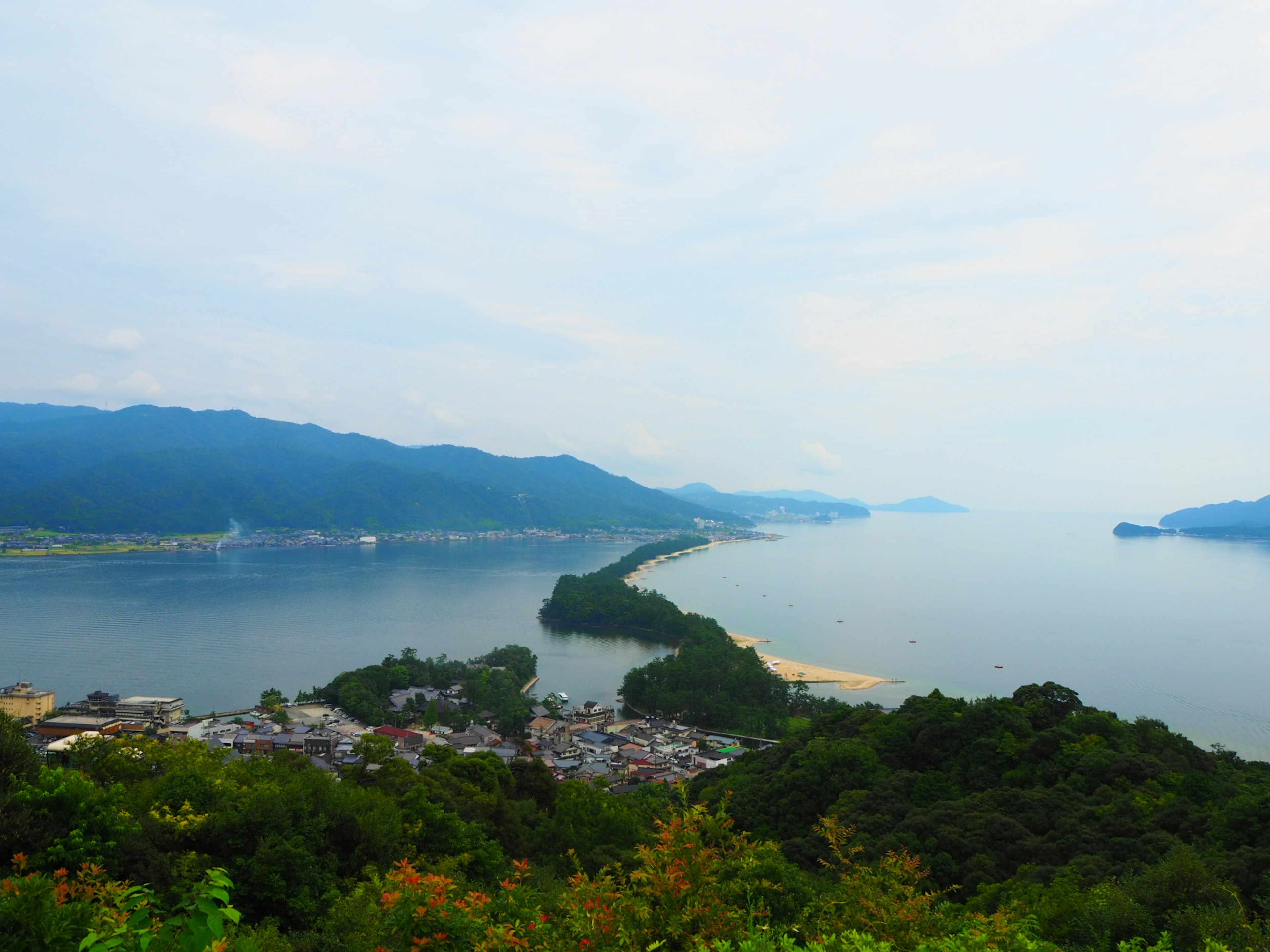 海岸線和山脈的風景