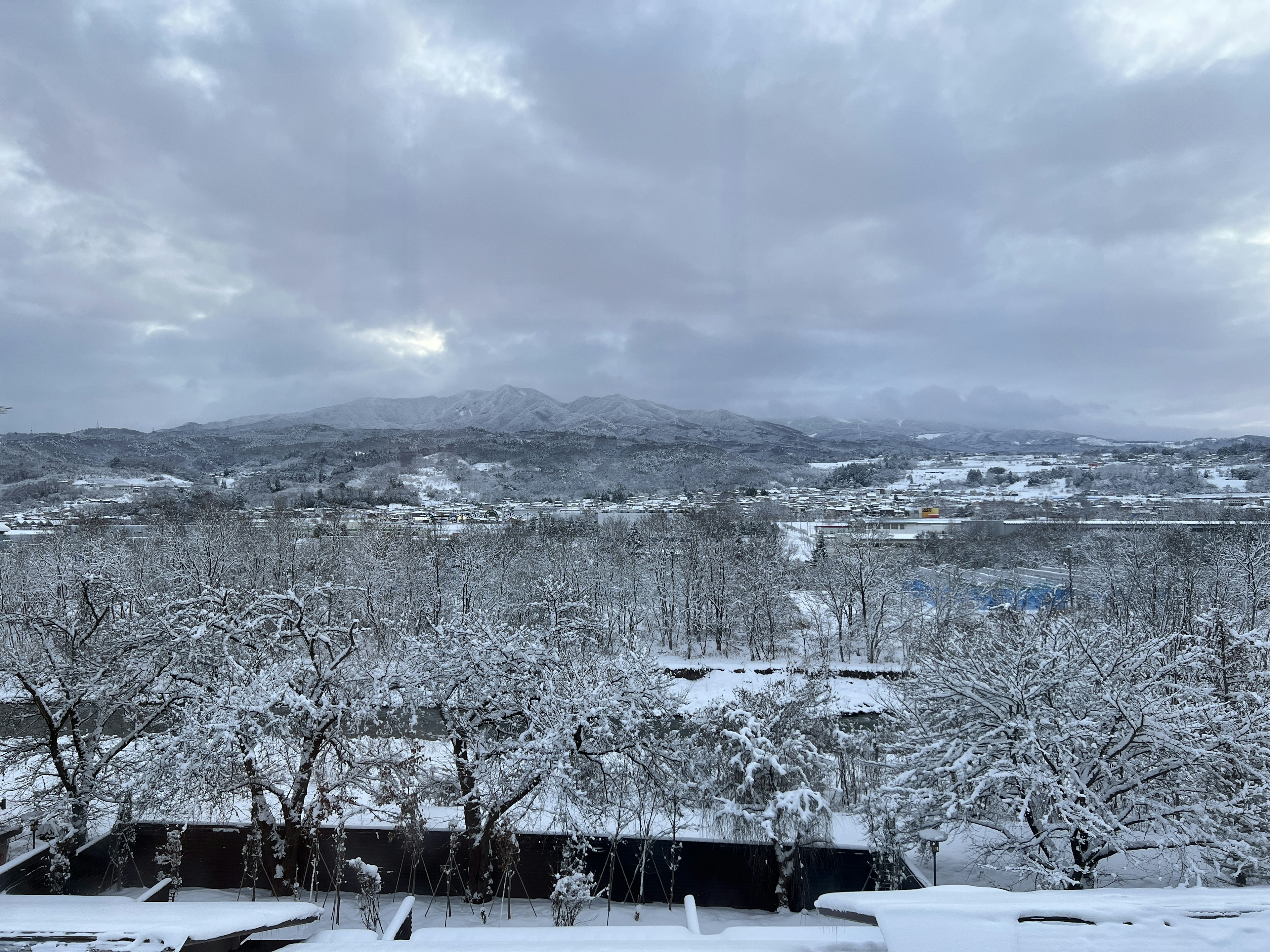 Paisaje nevado con cielo nublado