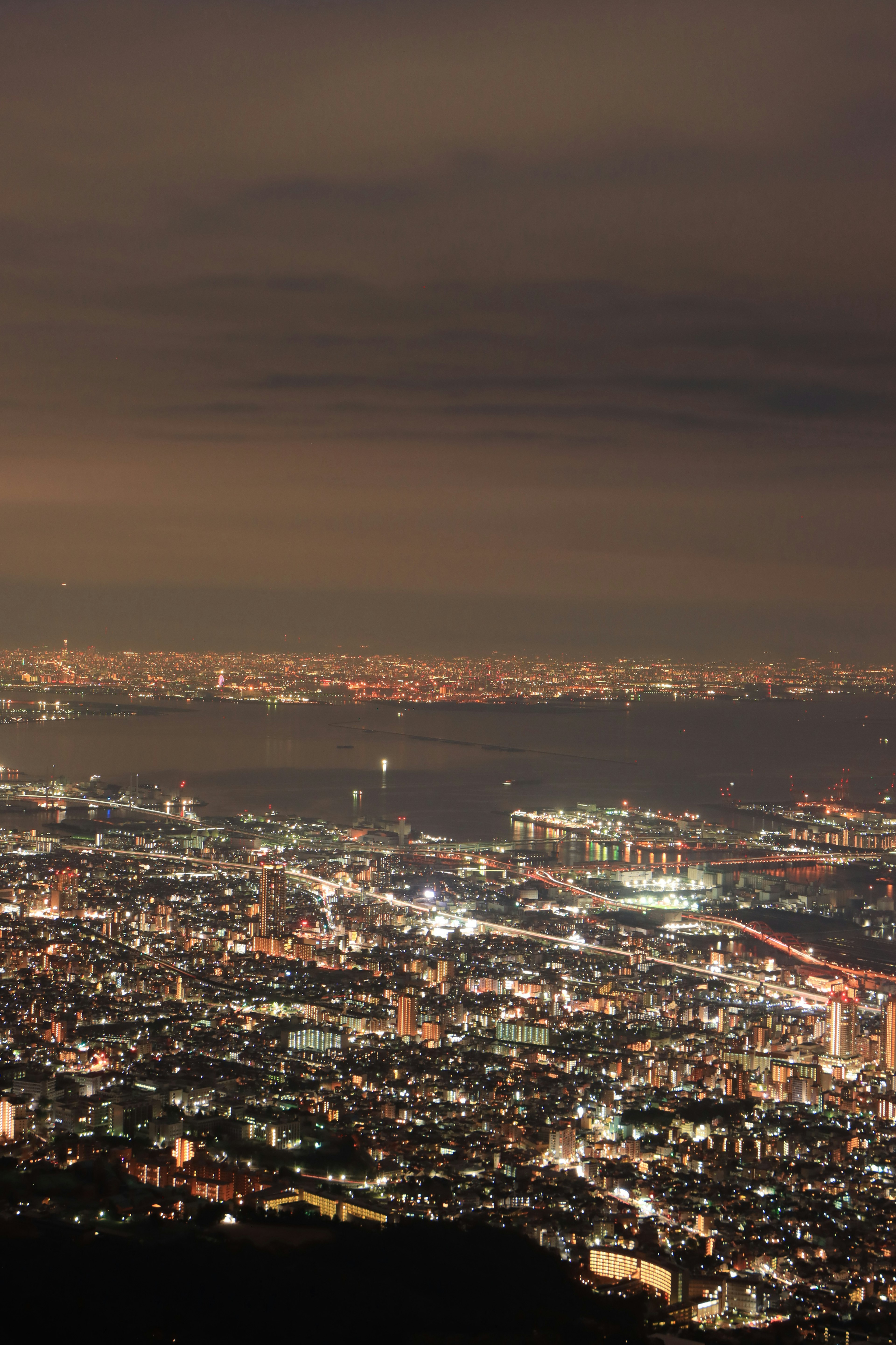 Panoramablick auf die Stadt bei Nacht mit einem Meer aus Lichtern