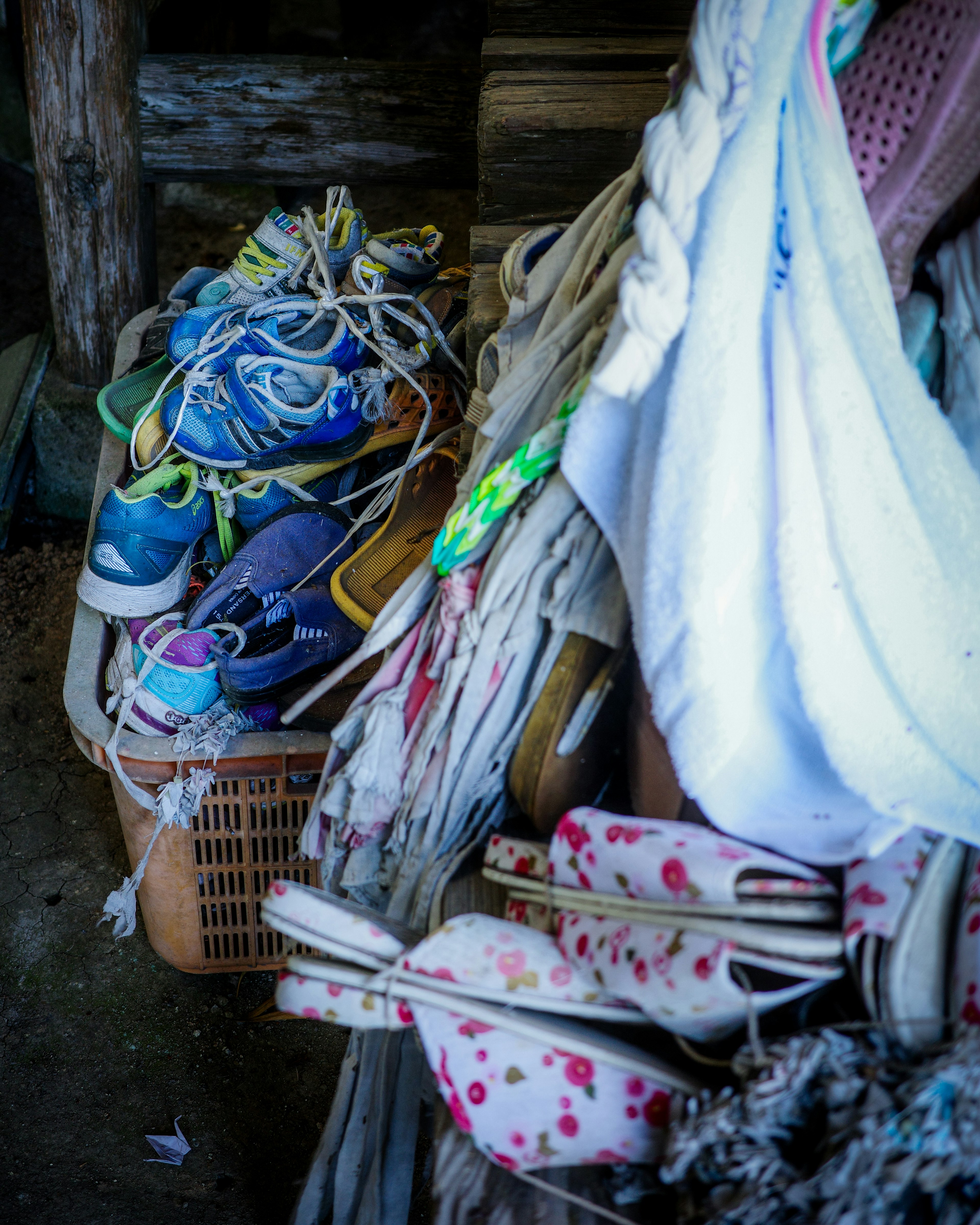 Un espace de rangement rempli de différentes chaussures et cordes