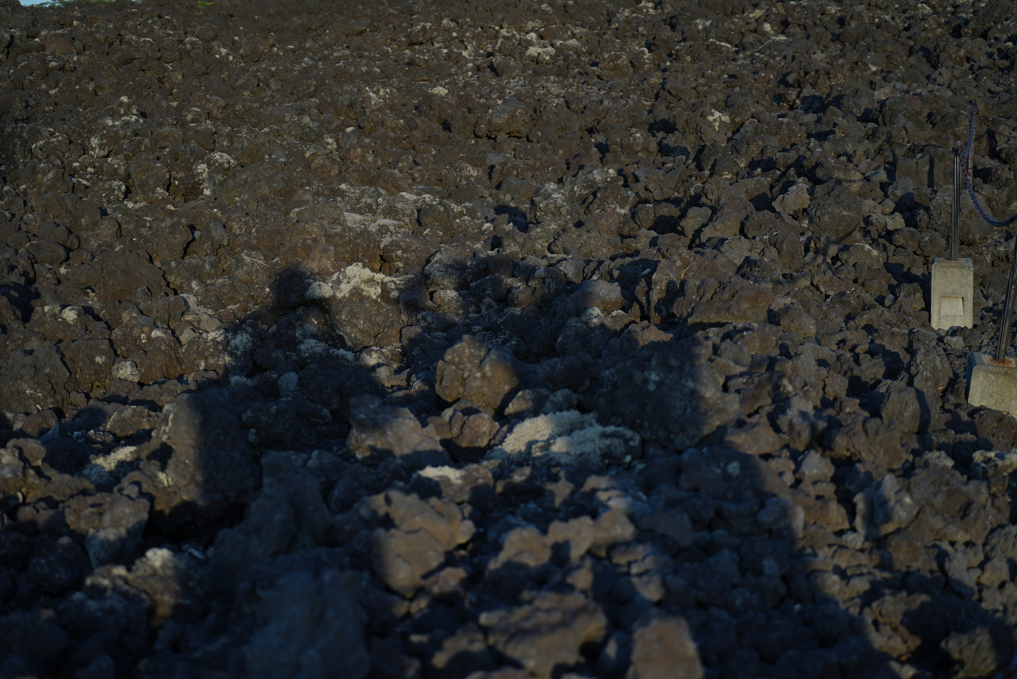 Paisaje de rocas volcánicas con sombras