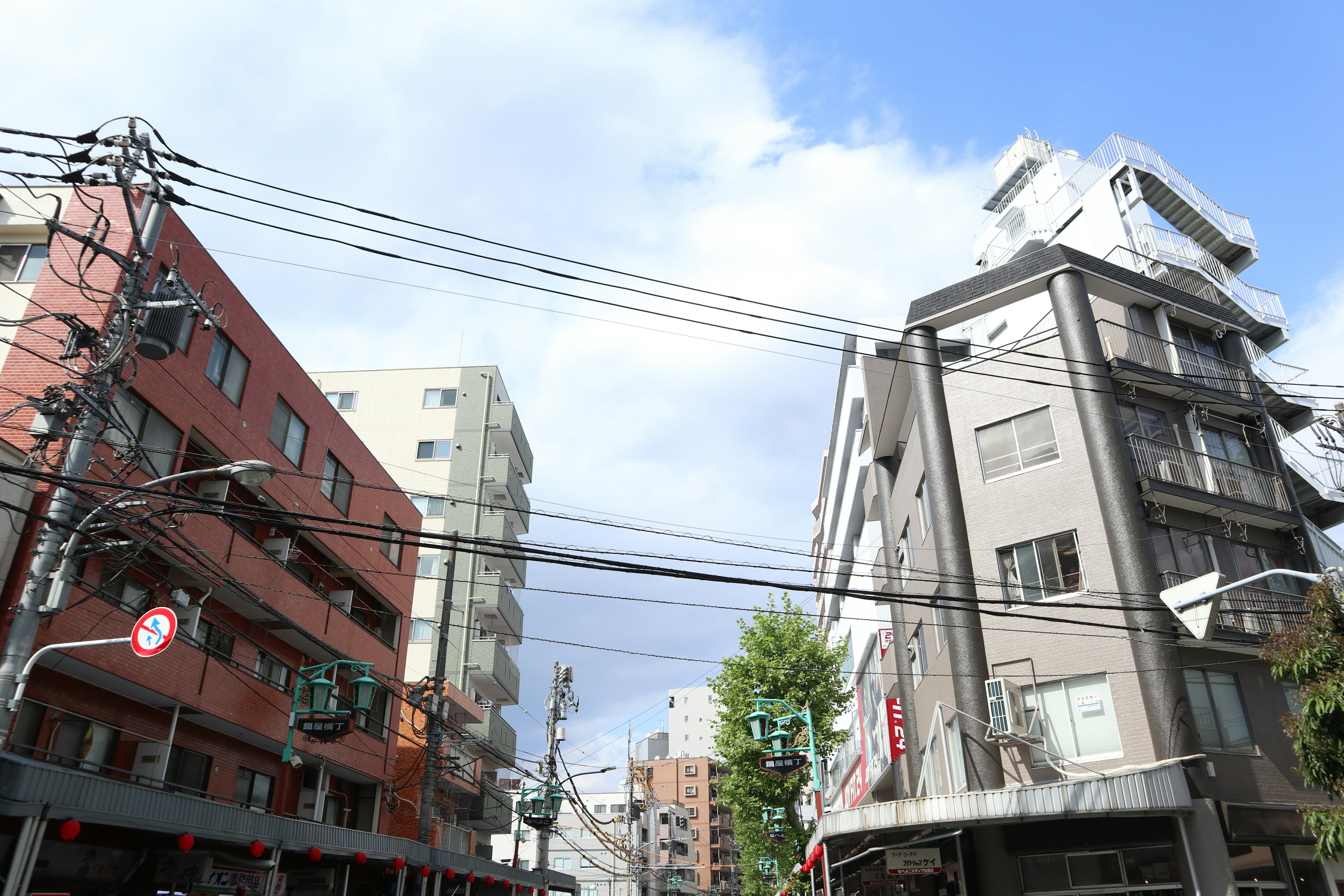 Incrocio di edifici e linee elettriche in un paesaggio urbano