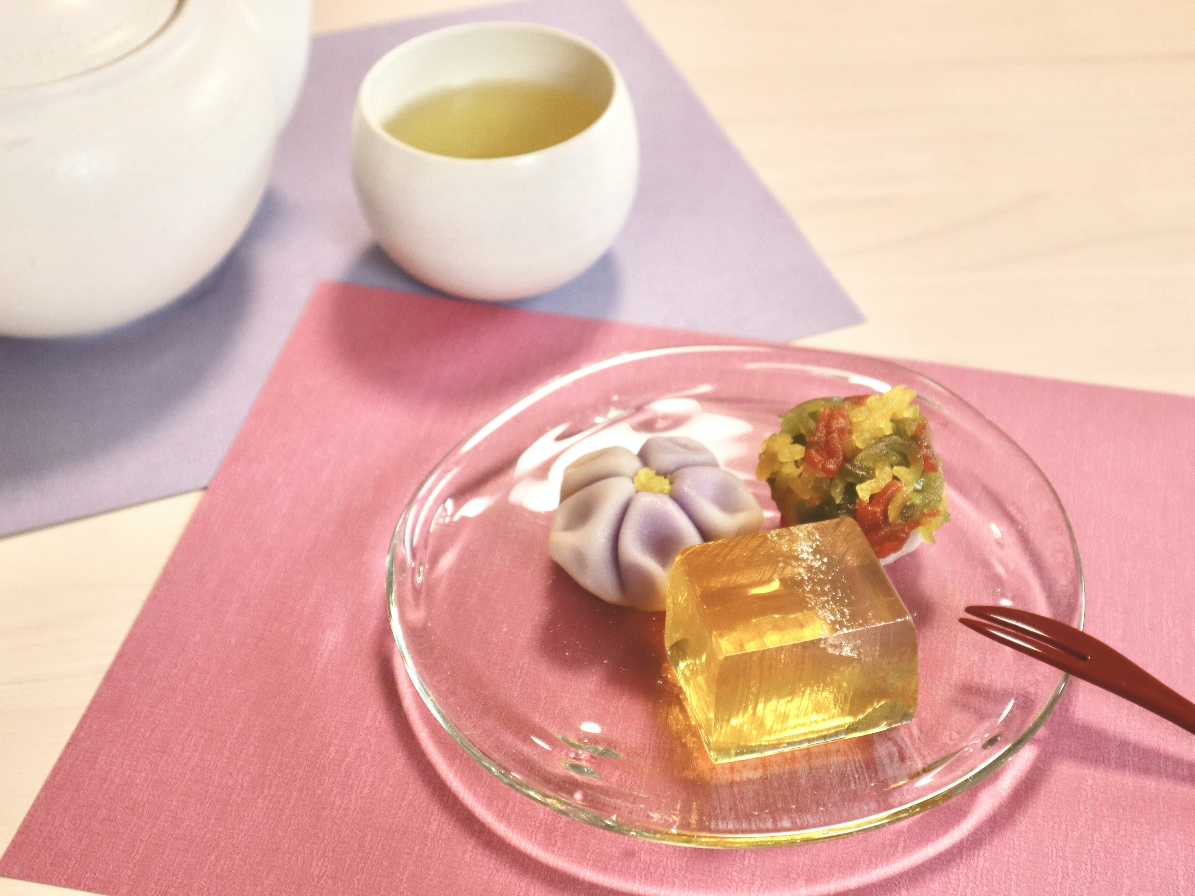 Una mesa con té y dulces japoneses tradicionales