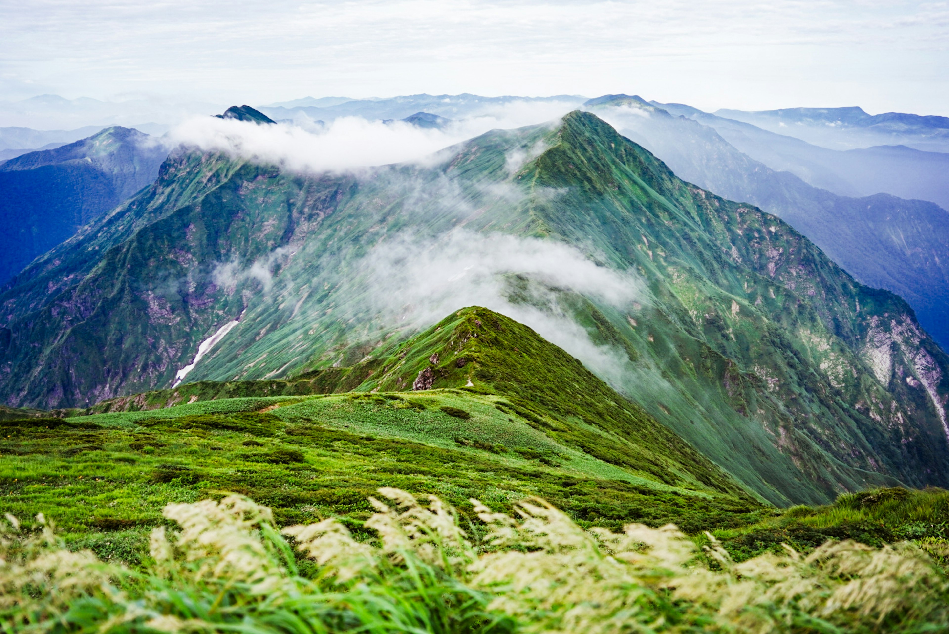 緑豊かな山々と雲の景観