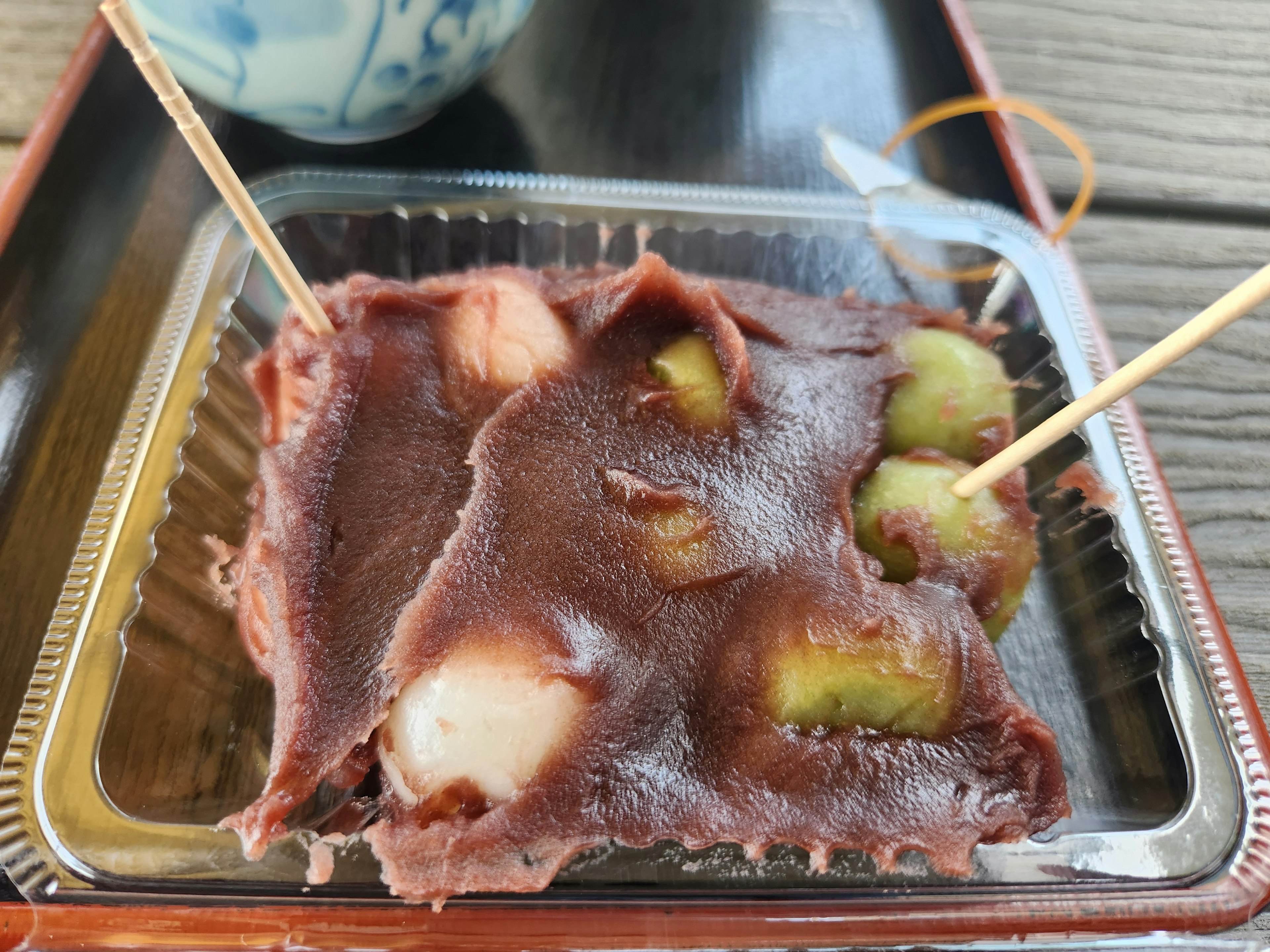 Postre japonés con pasta de frijoles rojos y frutas verdes encima