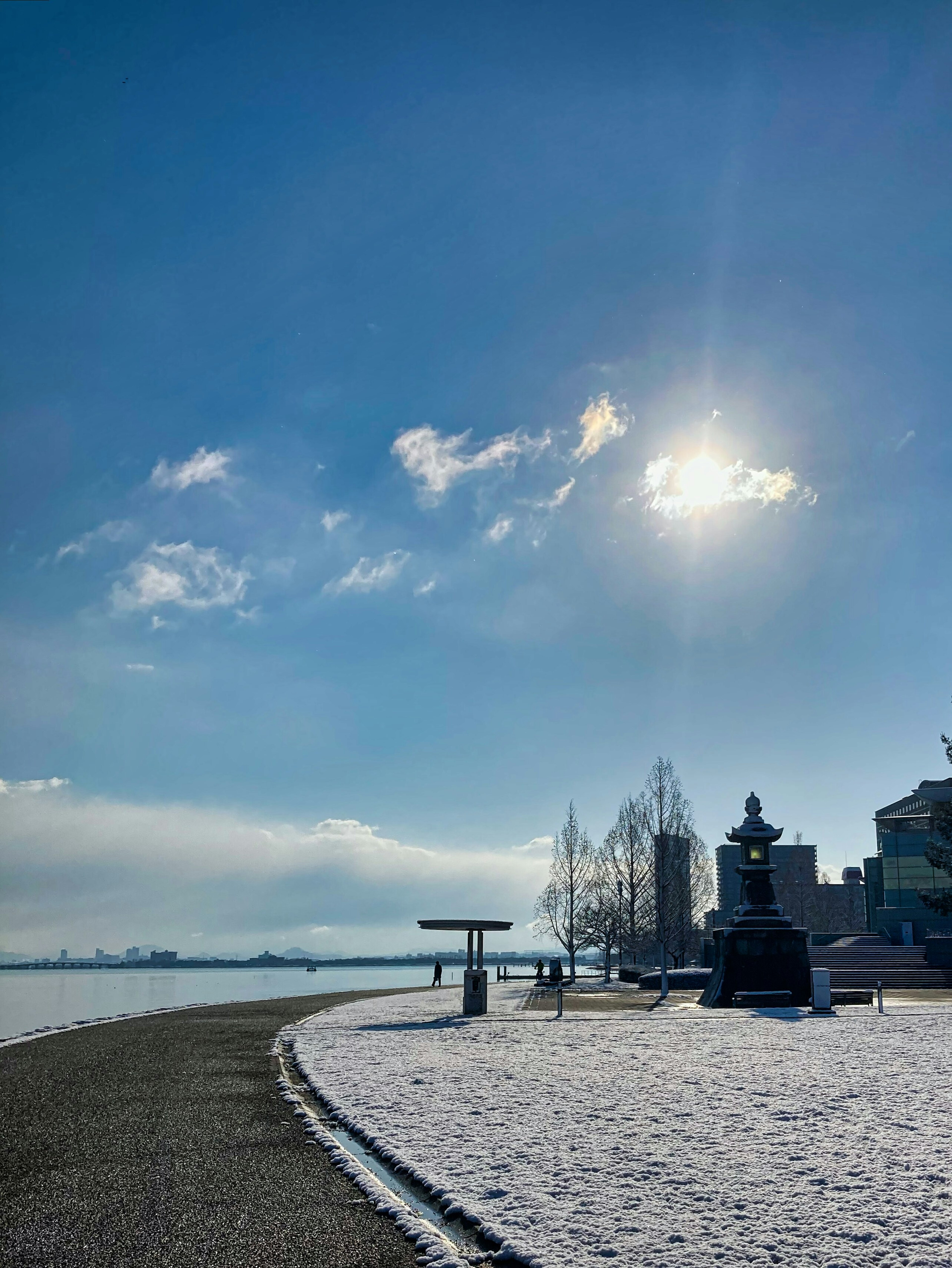 青空と雪に覆われた道に沿った冬の風景