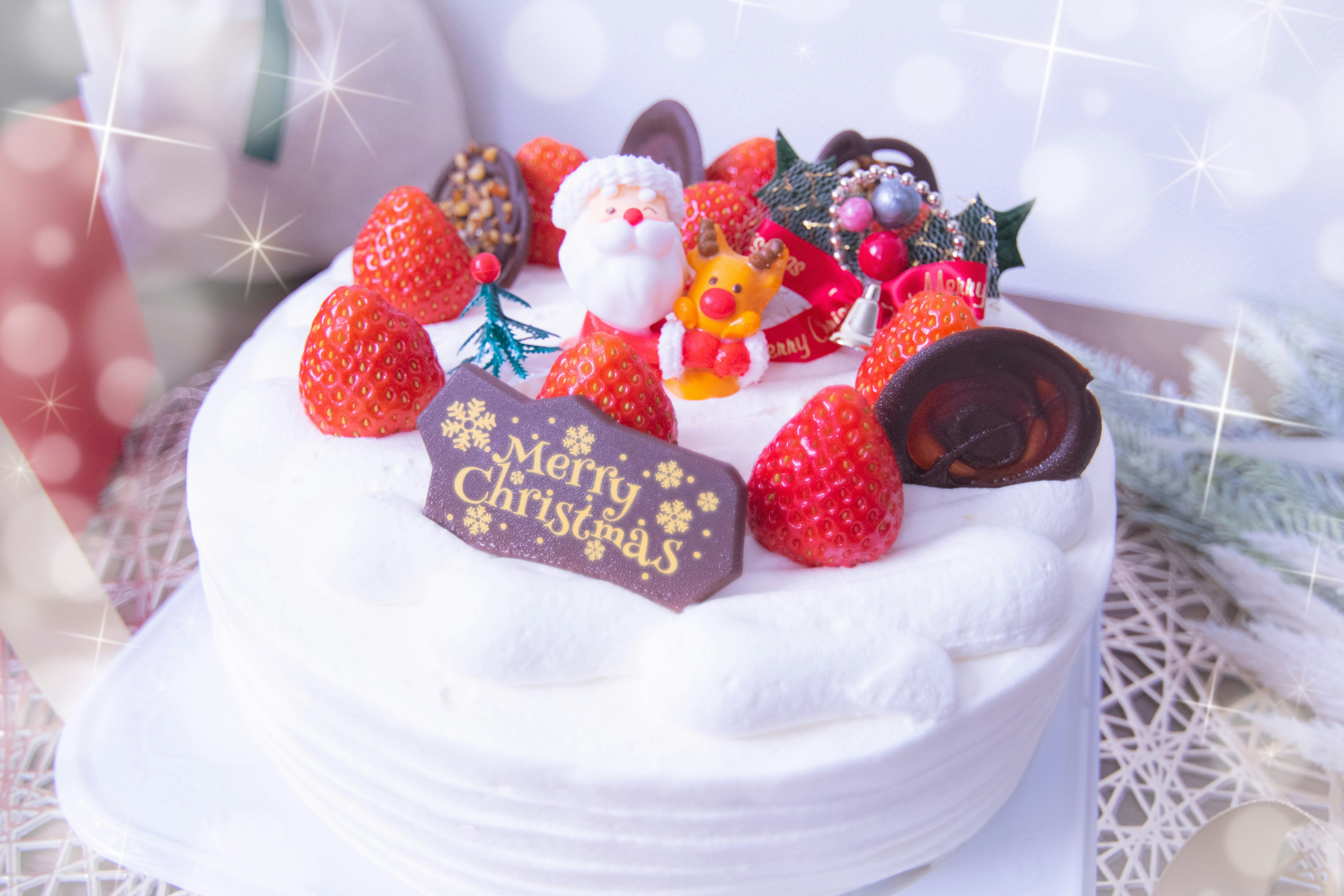 Kue Natal dihias dengan Santa Claus dan stroberi