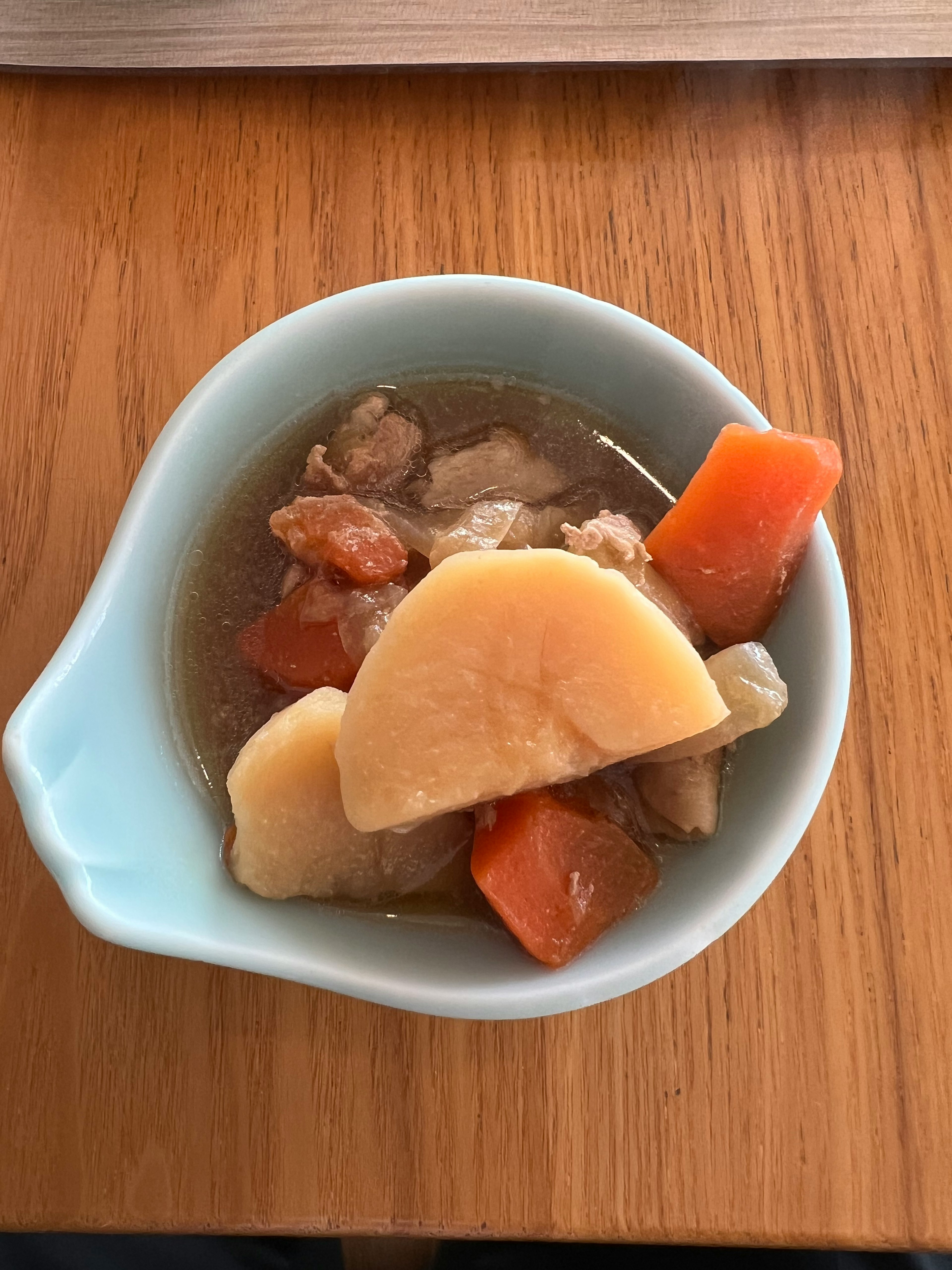 皿に盛られた肉と野菜の煮物