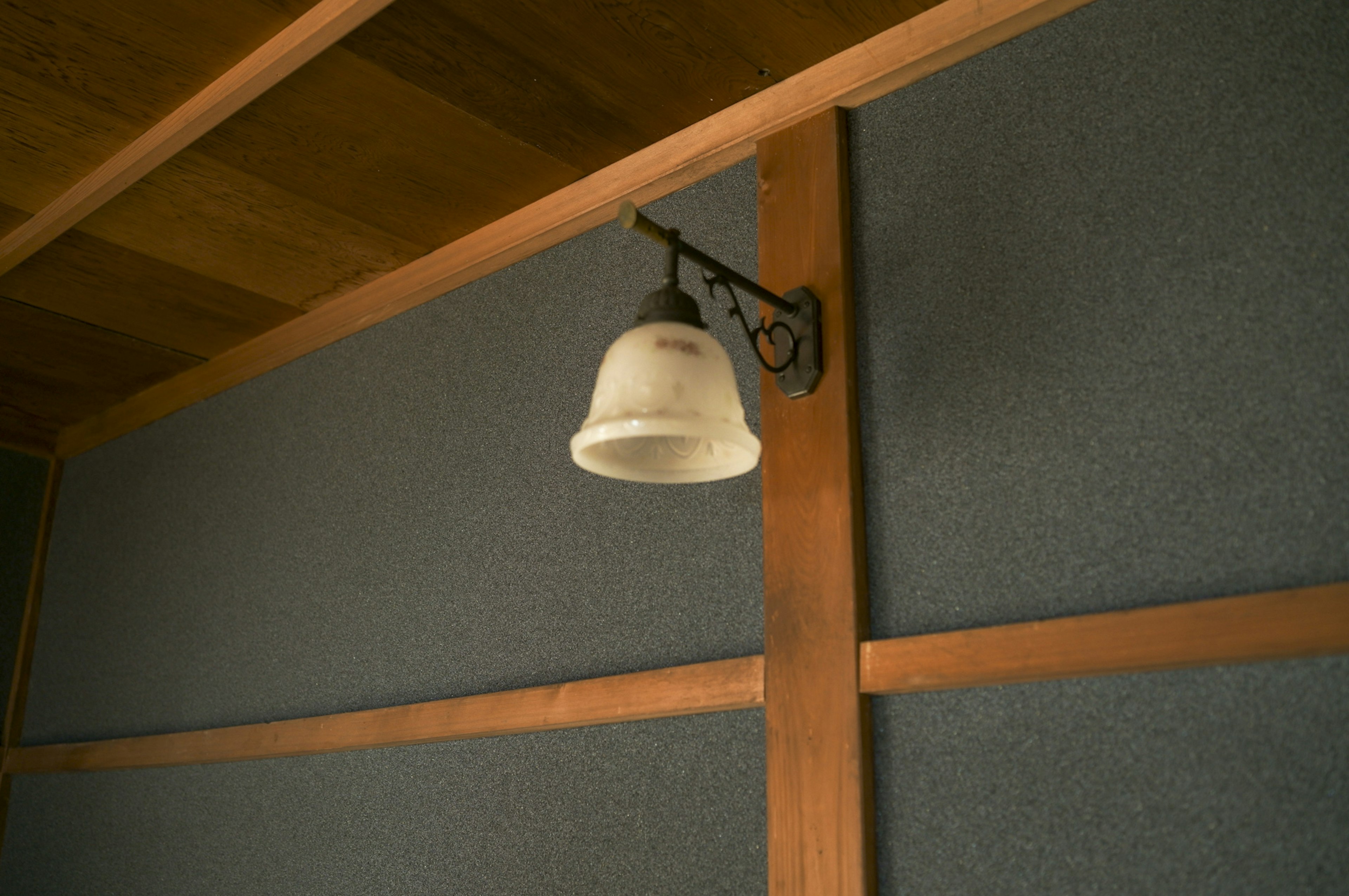 Cloche blanche fixée sur un mur en bois