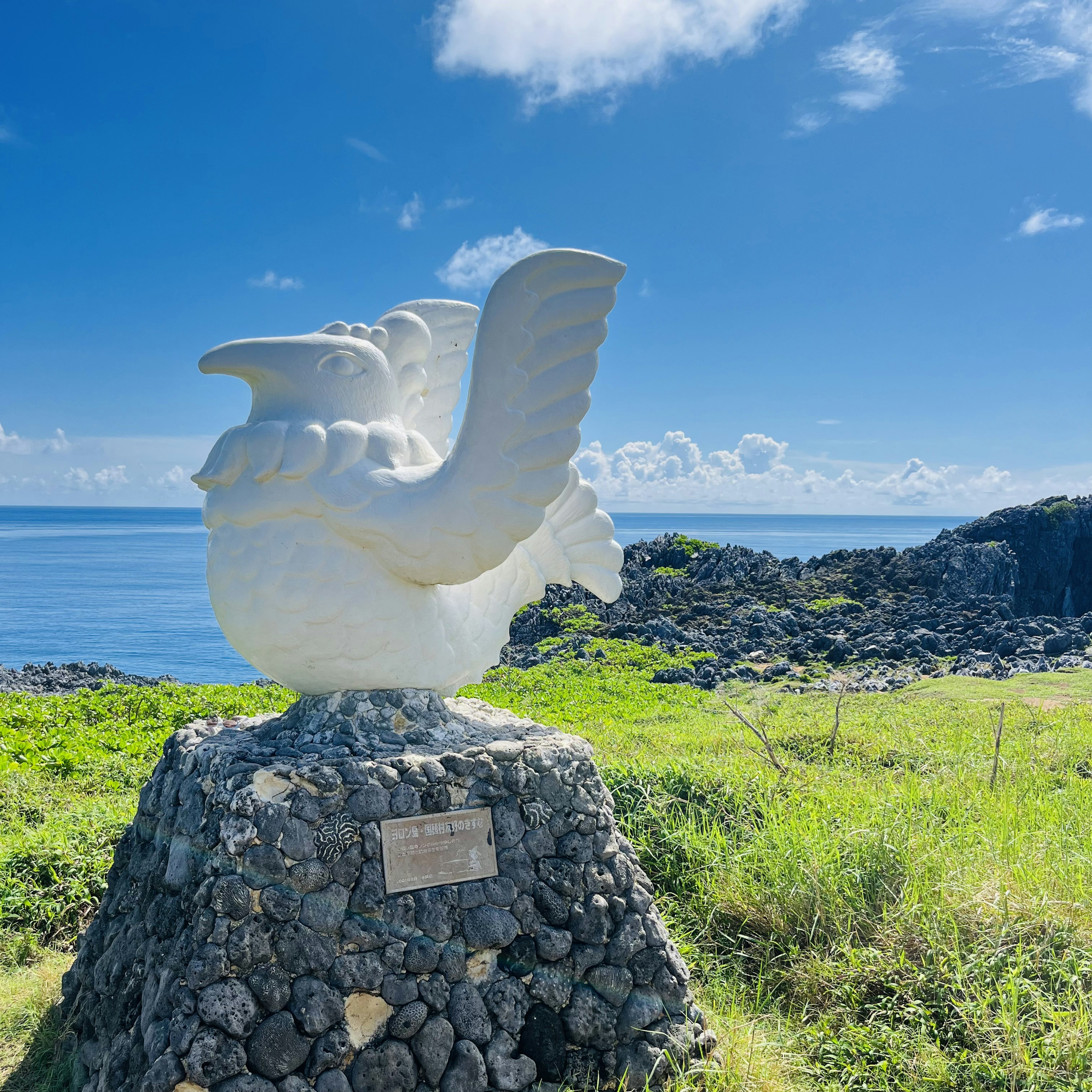 白い彫刻が青い海と空を背景に立っている彫刻の詳細