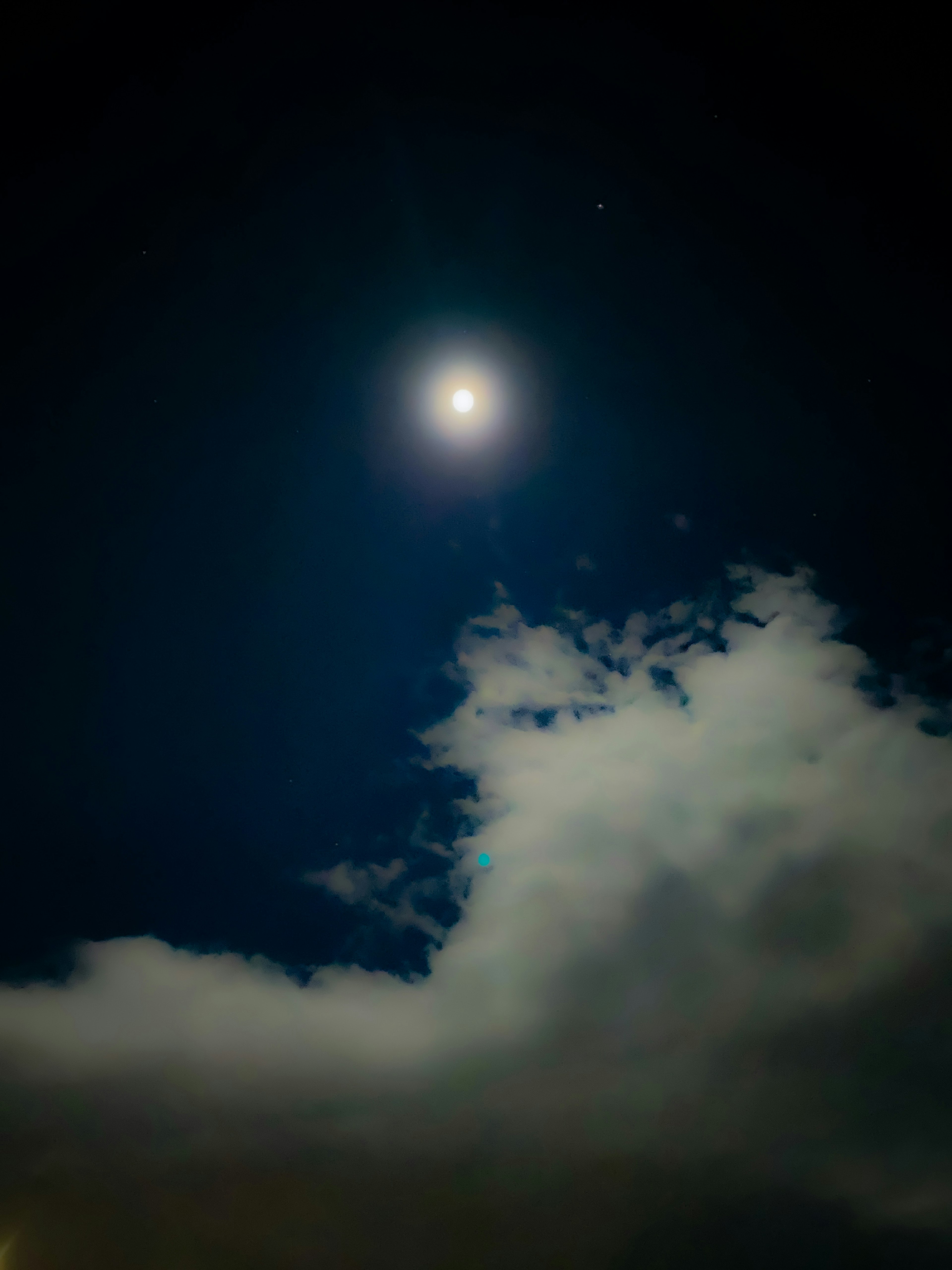 Hermoso contraste de la luna y las nubes en el cielo nocturno