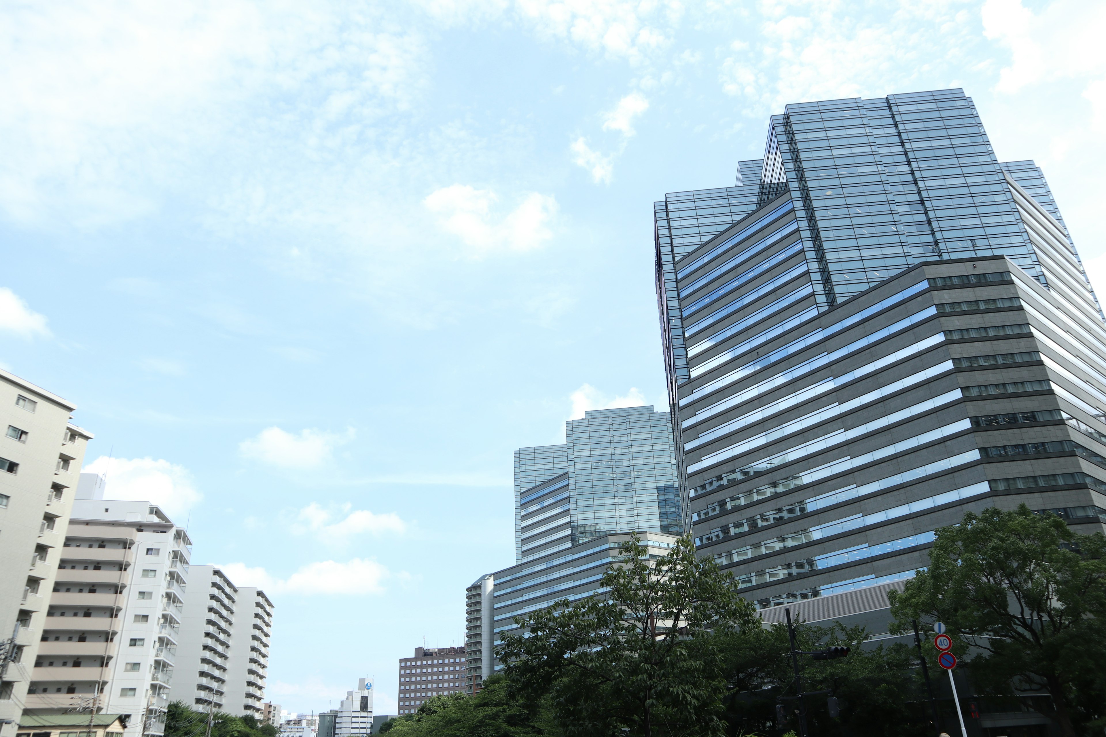 Pemandangan perkotaan dengan gedung pencakar langit dan langit biru yang cerah